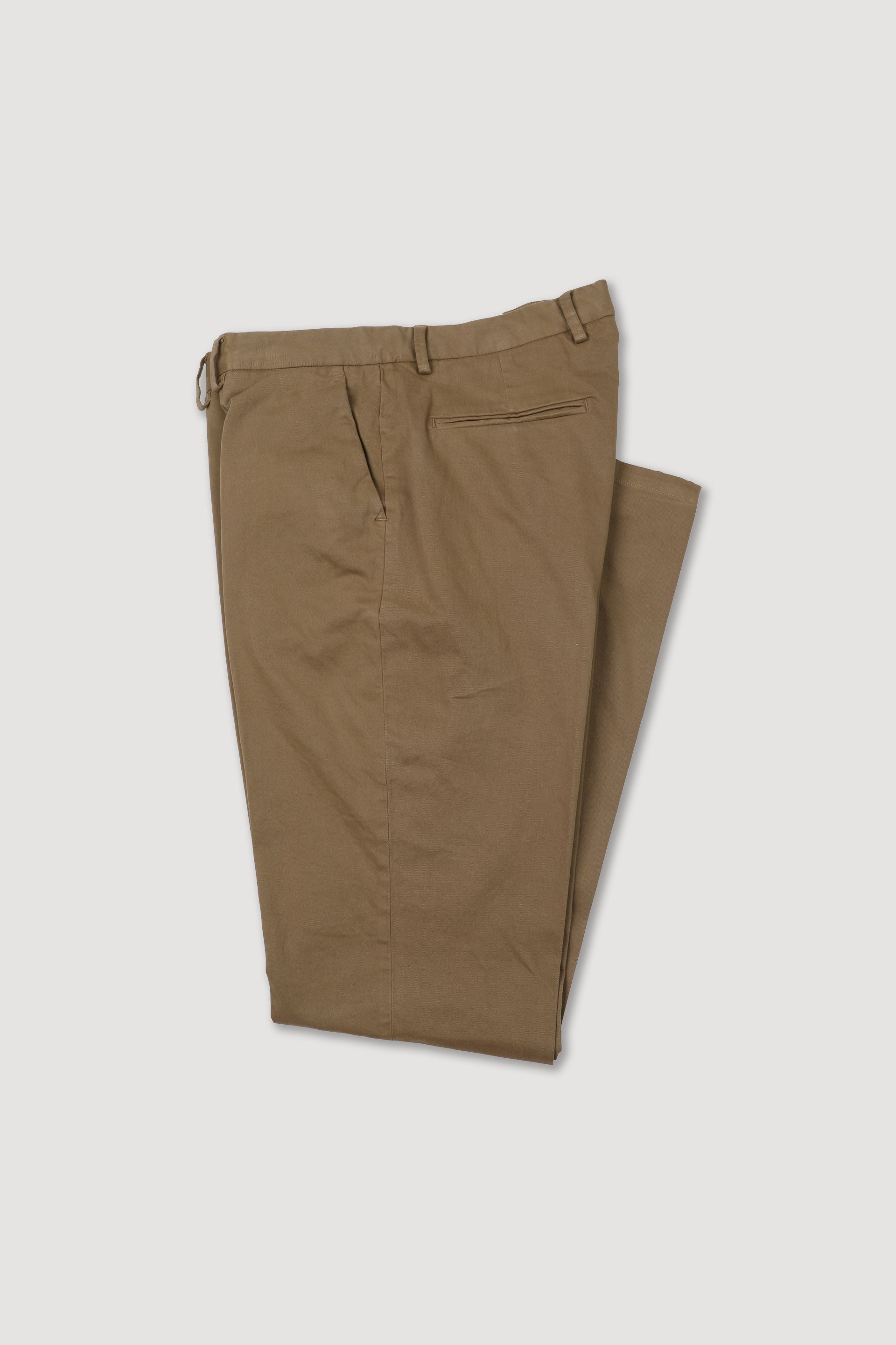 UOMO-PANTALONE CHINO SLIM TESSUTO GABARDINE COTONE STRETCH SMERIGLIATO, TINTO CAPO DIRETTO - Toffee