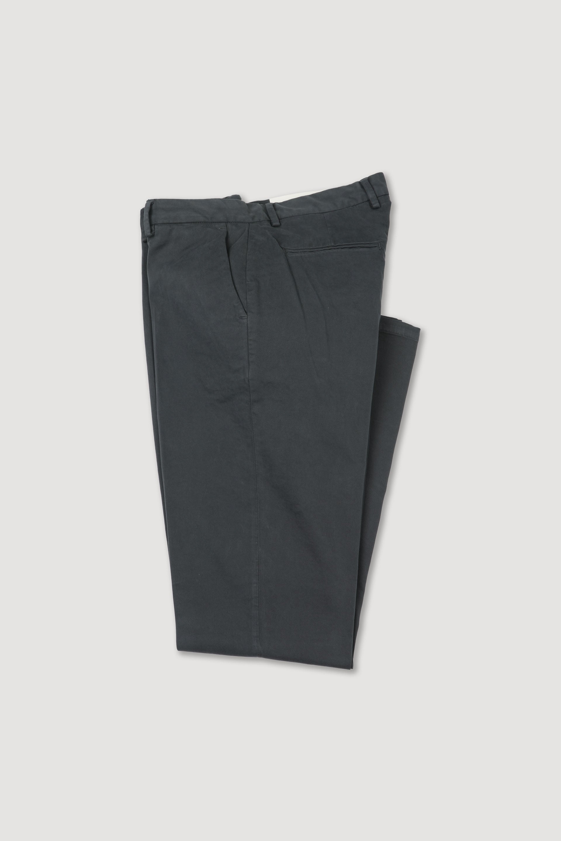UOMO-PANTALONE CHINO SLIM TESSUTO GABARDINE COTONE STRETCH SMERIGLIATO, TINTO CAPO DIRETTO - Almost black