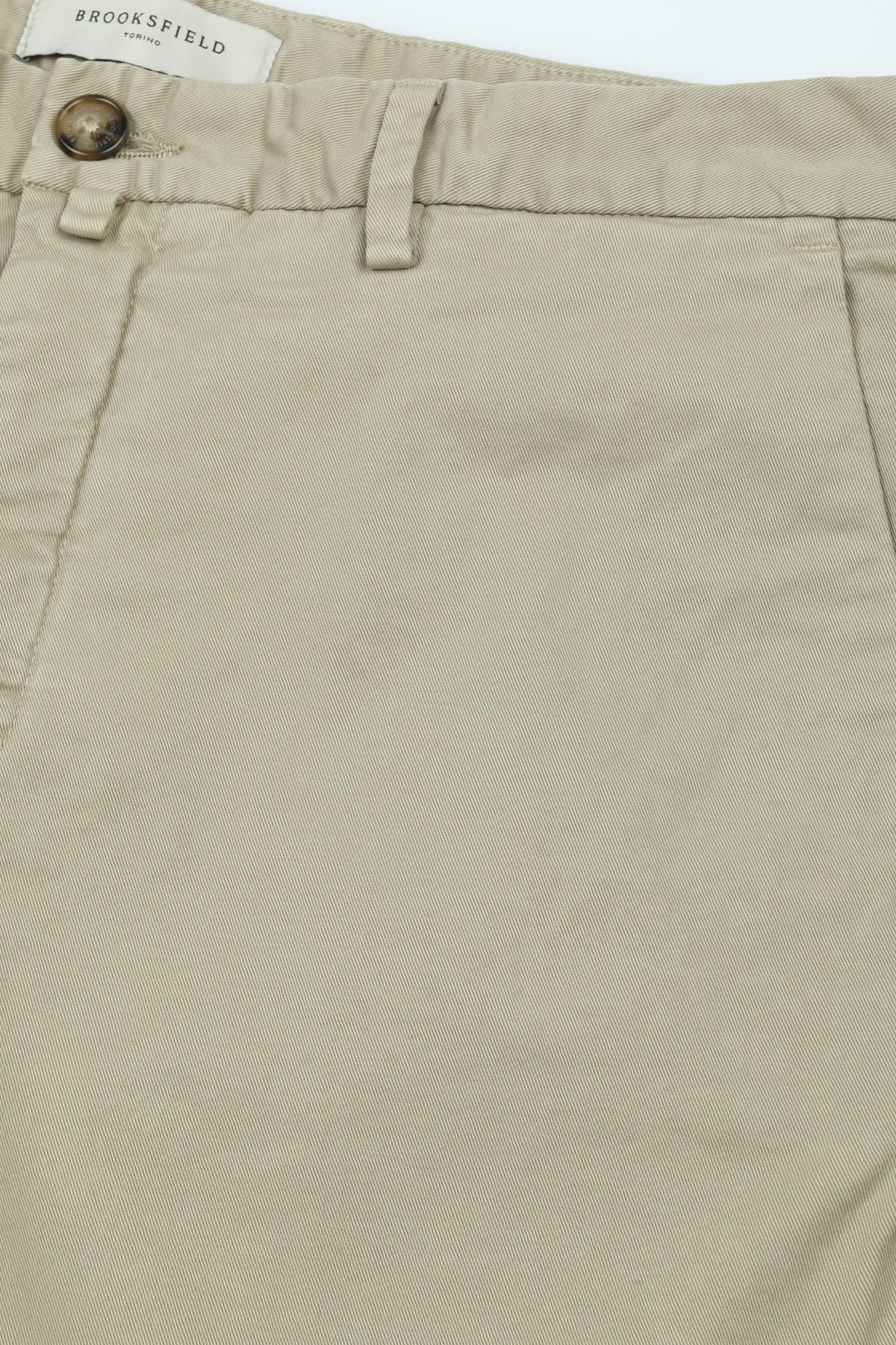 Pantalone chino James in gabardine di cotone stretch smerigliato, slim fit. Beige - Truciolo