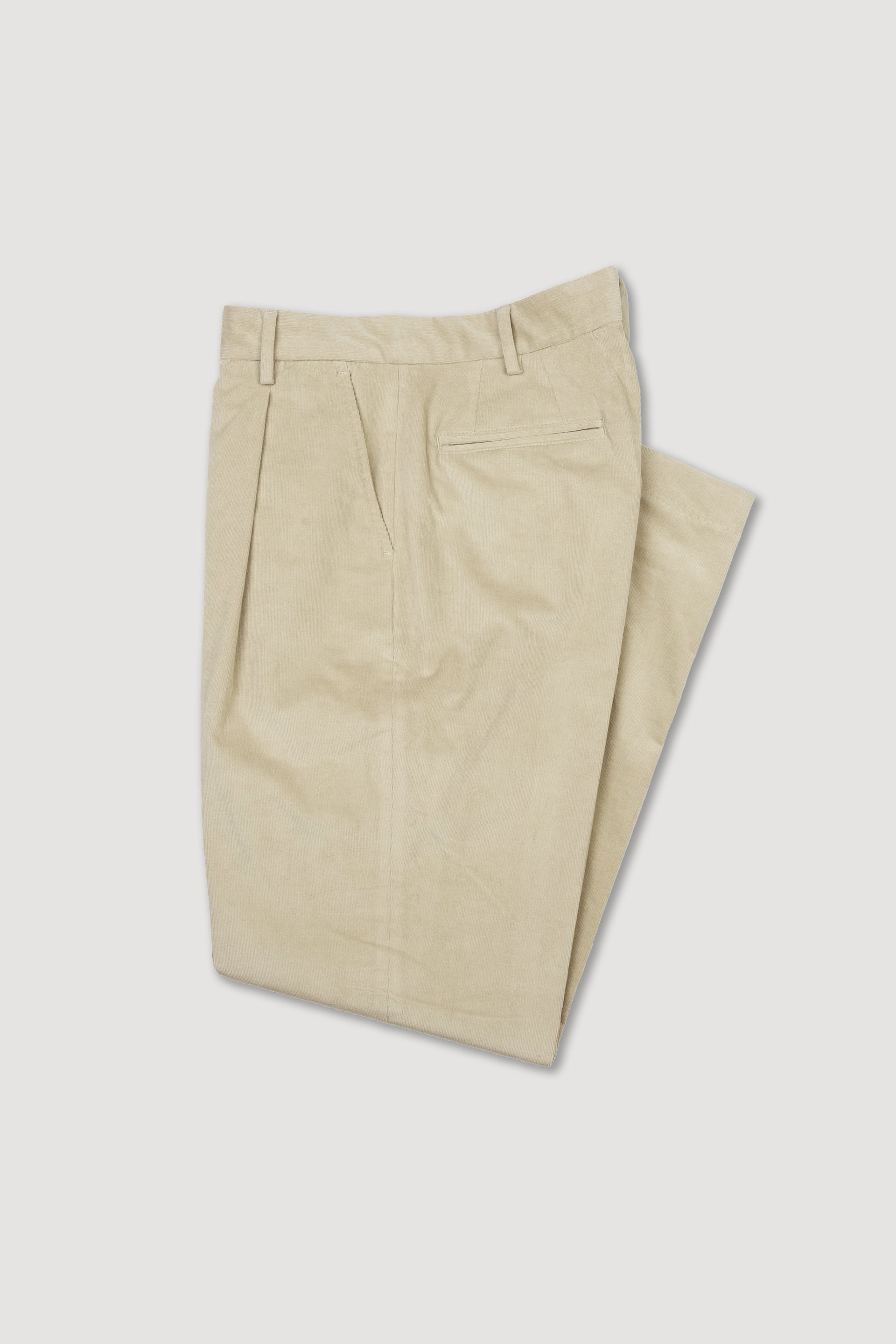 Pantalone chino sartoriale over con pinces, realizzato in velluto a coste di cotone stretch. Beige - Geyser