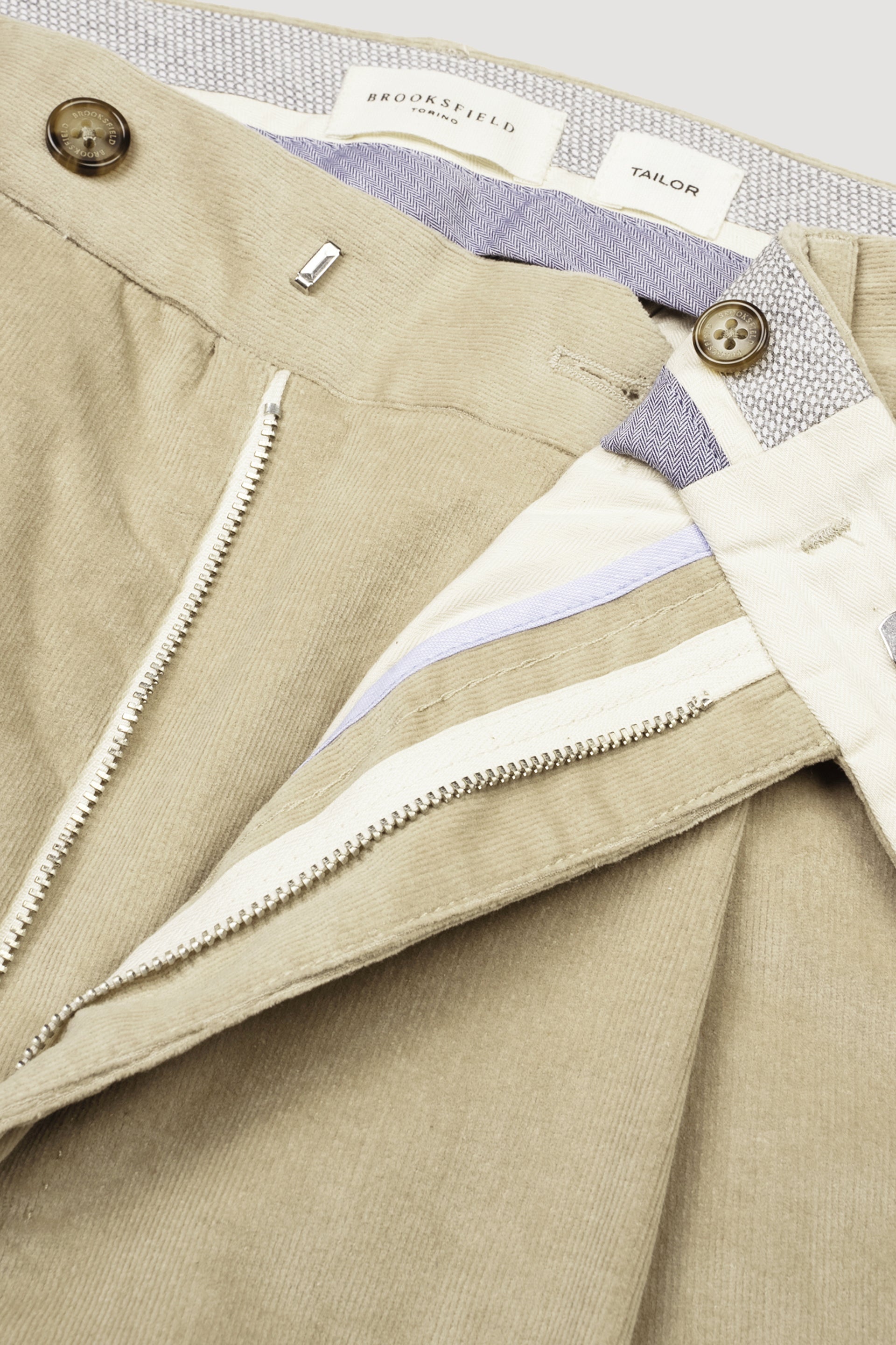 Pantalone chino sartoriale over con pinces, realizzato in velluto a coste di cotone stretch. Beige - Geyser