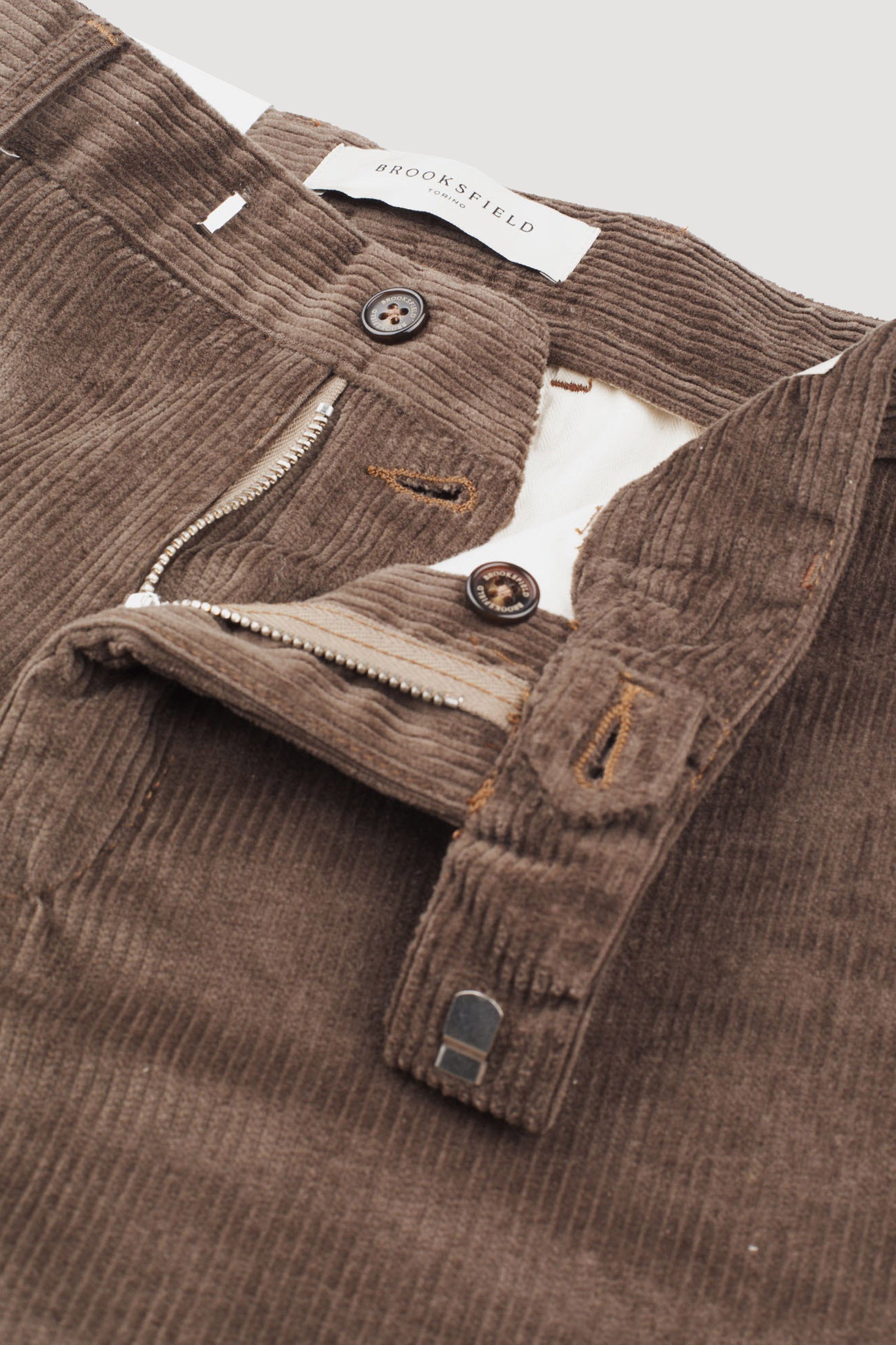 Pantalone chino Dean in velluto di cotone stretch. Slim fit. Marrone - Fungo