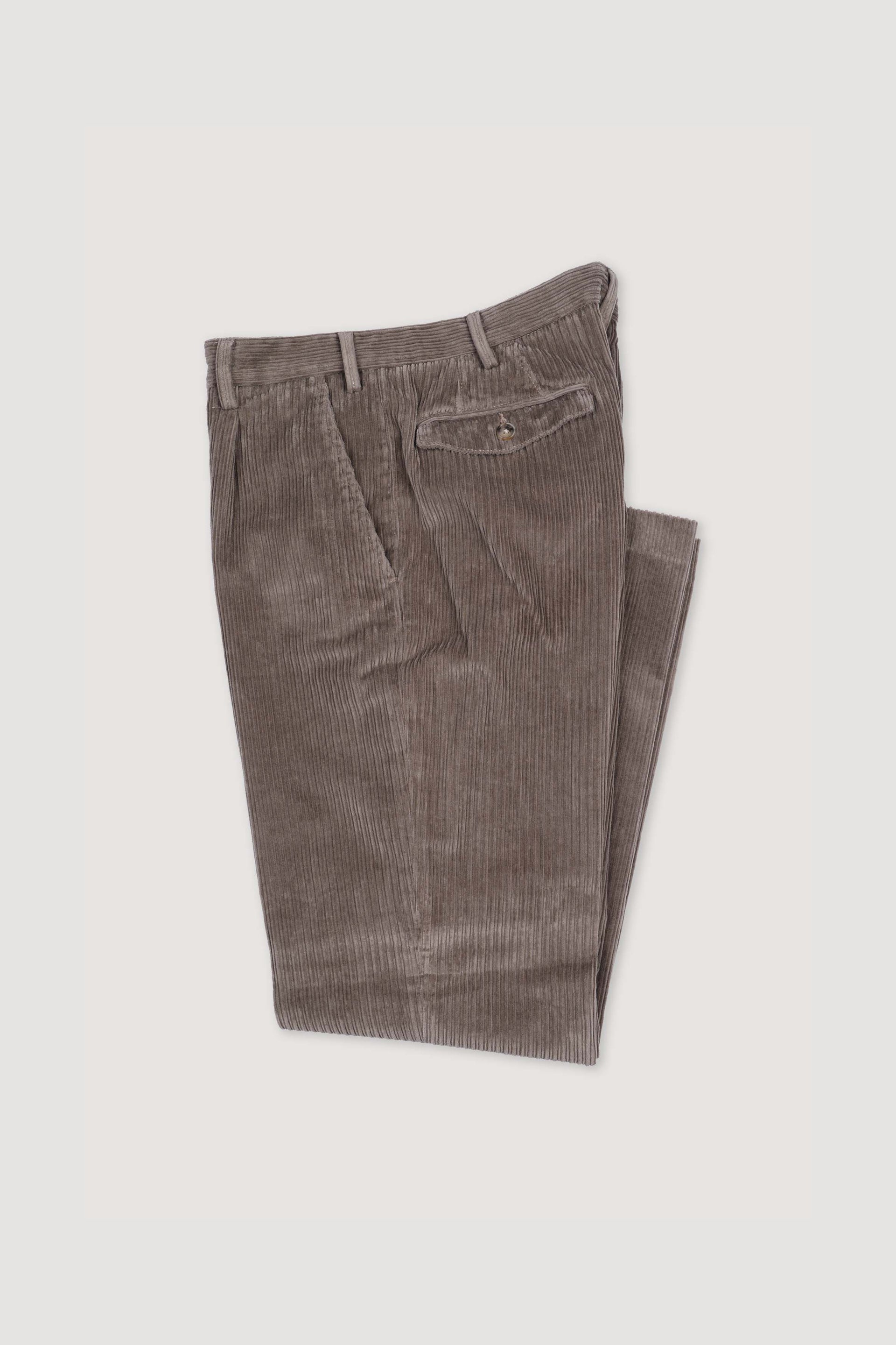 Pantalone chino Vittorio con pinces, realizzato in velluto a francese. Marrone - Fango