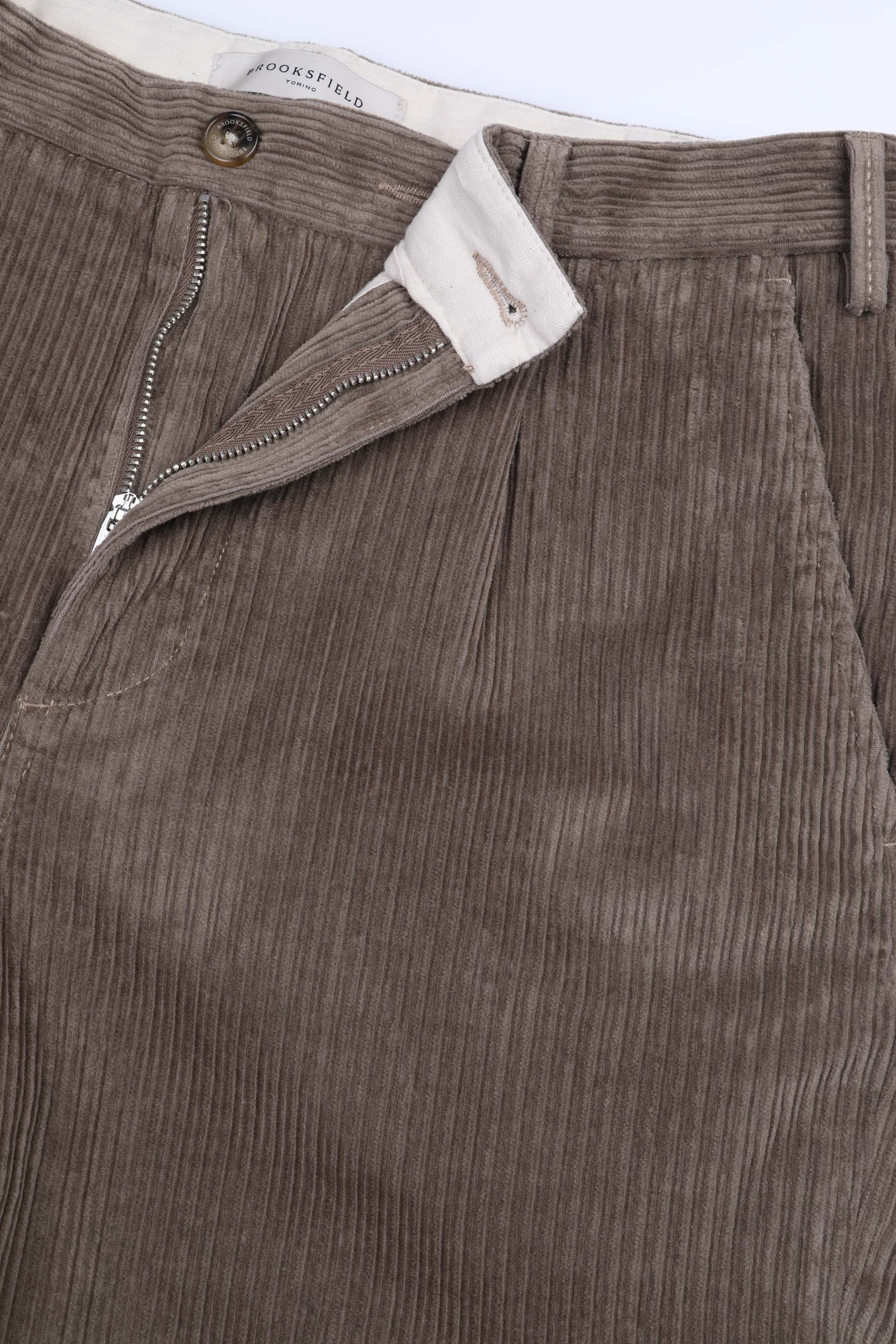 Pantalone chino Vittorio con pinces, realizzato in velluto a francese. Marrone - Fango
