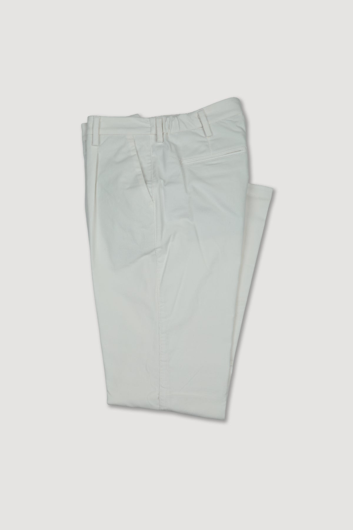 Pantalone chino Vittorio con pinces, realizzato in velluto a coste in cotone stretch. Panna - Latte