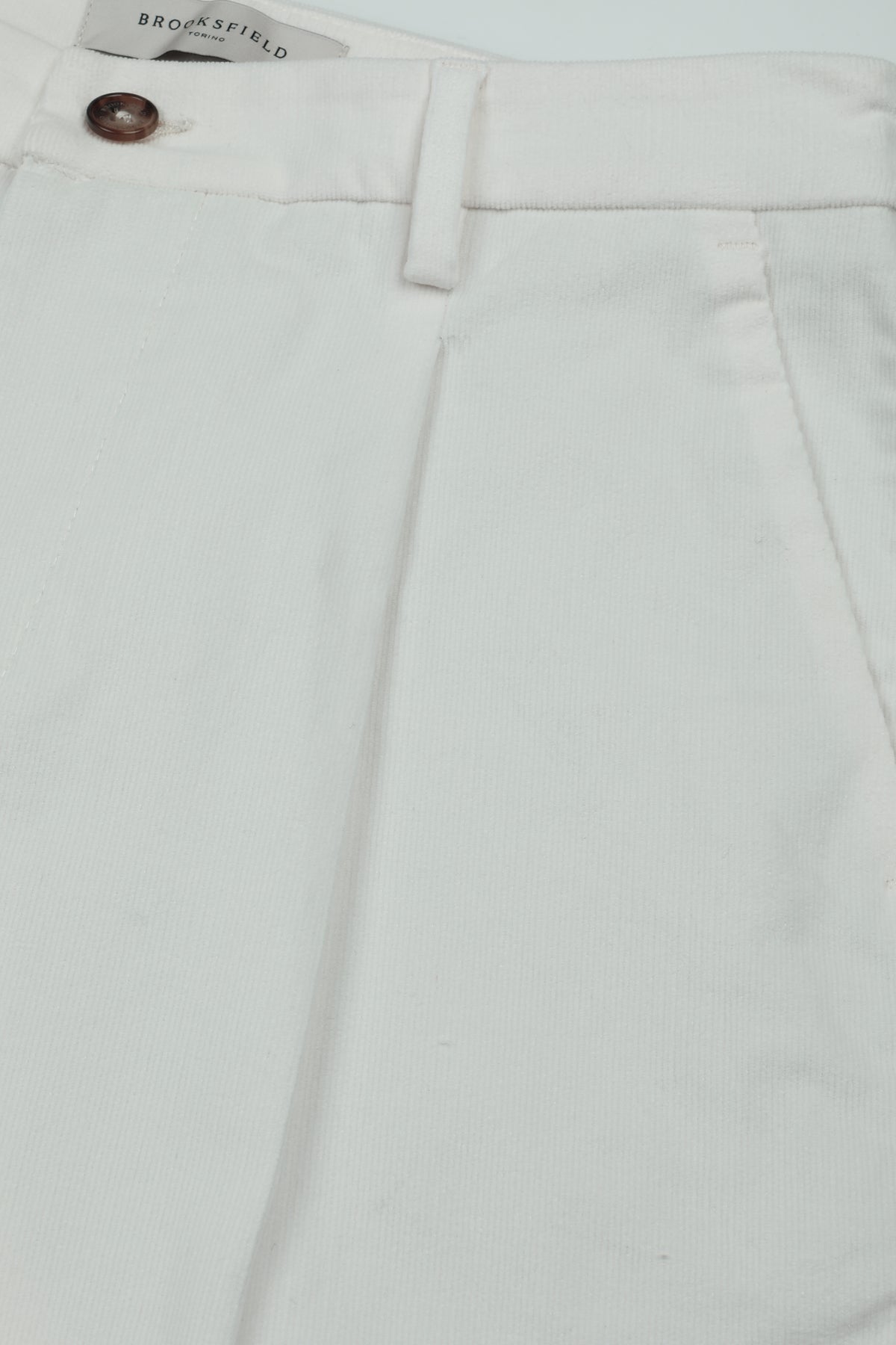 Pantalone chino Vittorio con pinces, realizzato in velluto a coste in cotone stretch. Panna - Latte