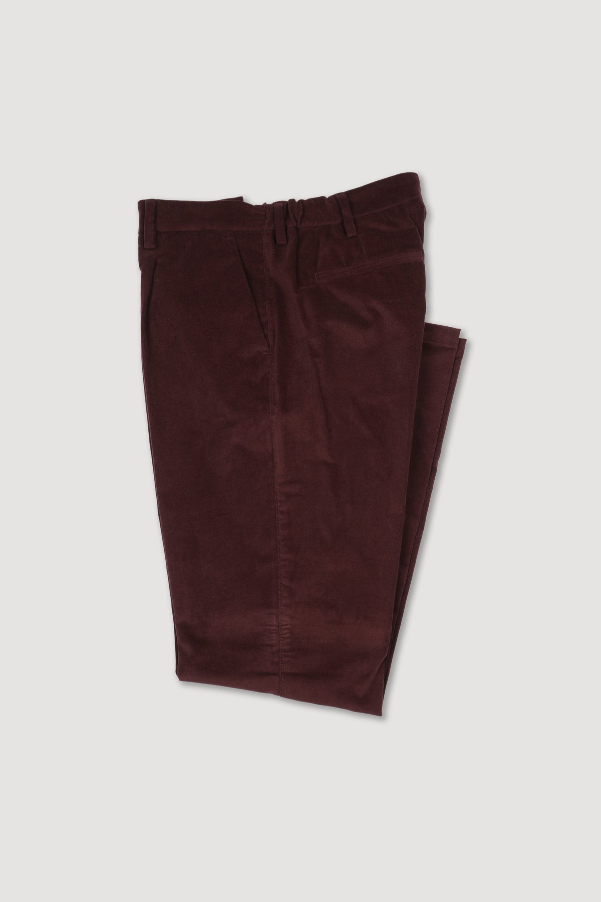 Pantalone chino Vittorio con pinces, realizzato in velluto a coste in cotone stretch. Rosso - Prunus