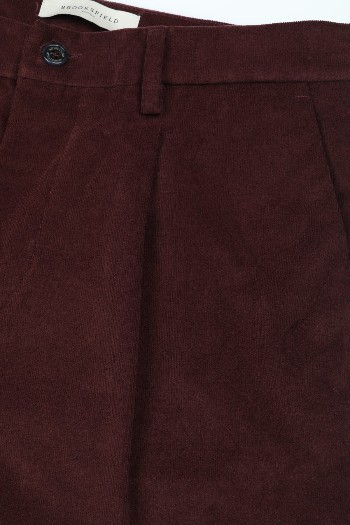 Pantalone chino Vittorio con pinces, realizzato in velluto a coste in cotone stretch. Rosso - Prunus