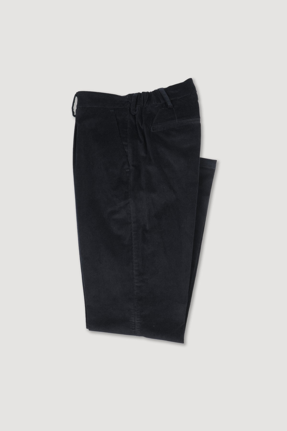 Pantalone chino Vittorio regular fit con pinces, realizzato in velluto a coste in cotone stretch.  Blu - Notturno
