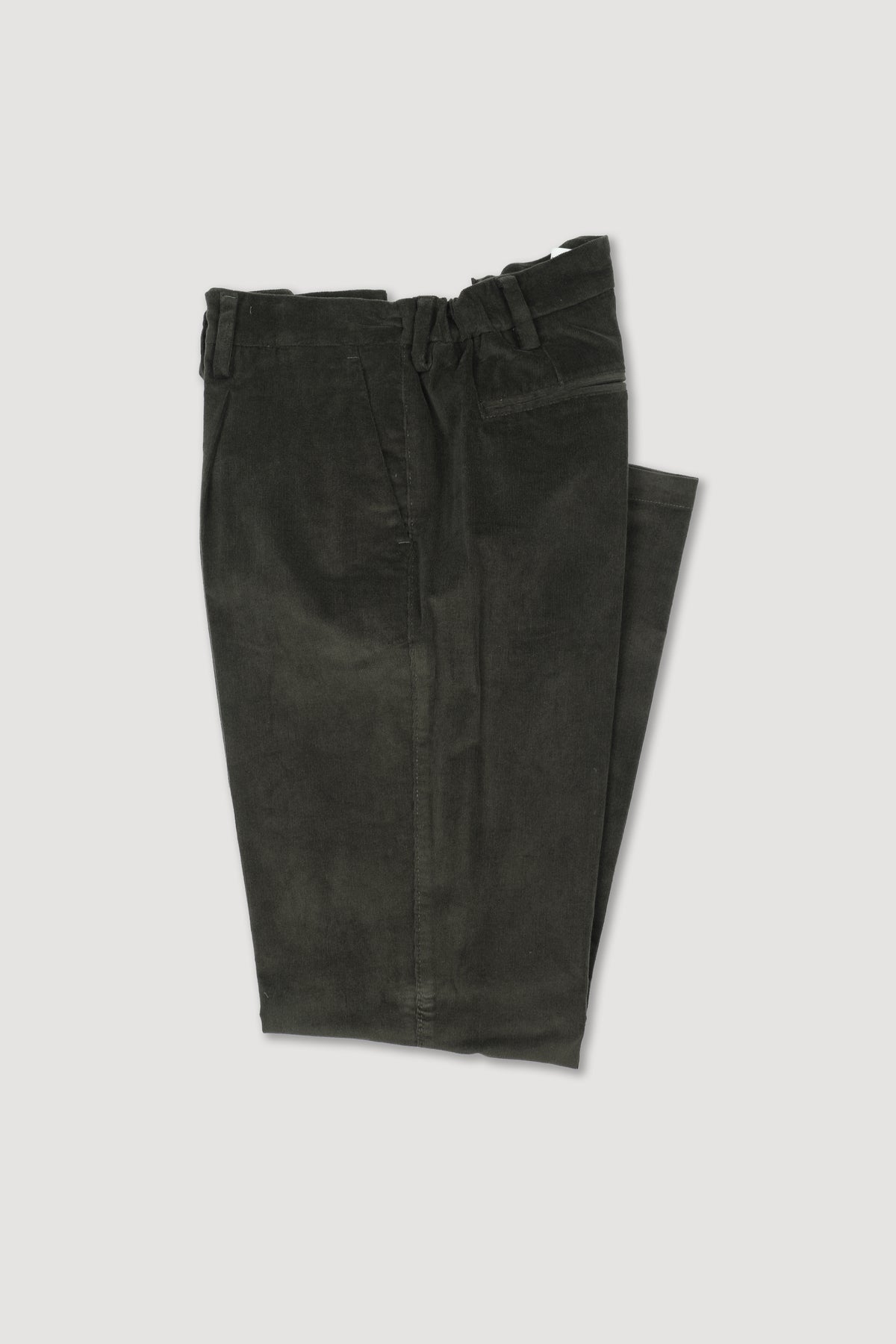 Pantalone chino Vittorio regular fit con pinces, realizzato in velluto a coste in cotone stretch. Marrone - Truffle