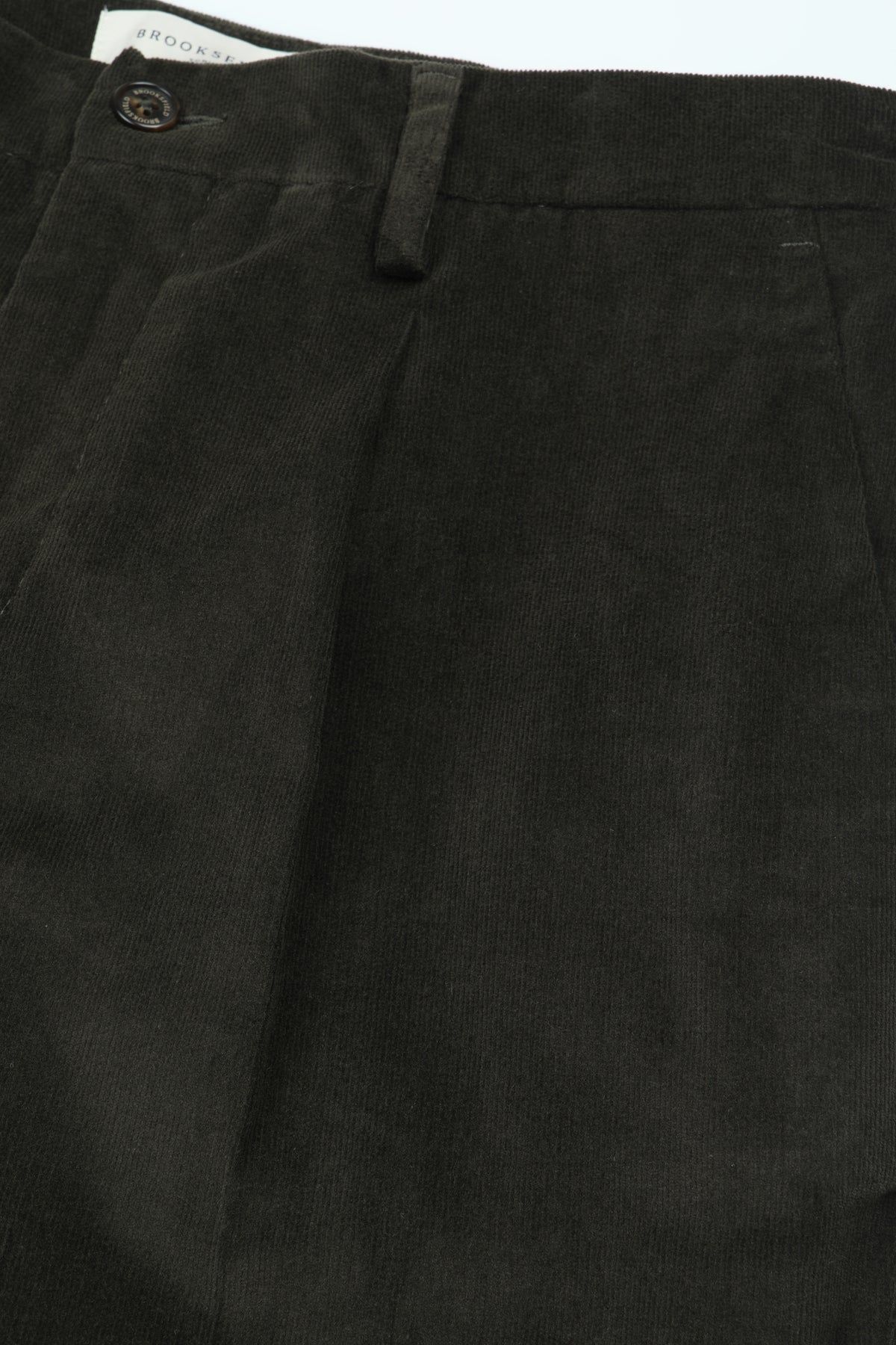 Pantalone chino Vittorio regular fit con pinces, realizzato in velluto a coste in cotone stretch. Marrone - Truffle