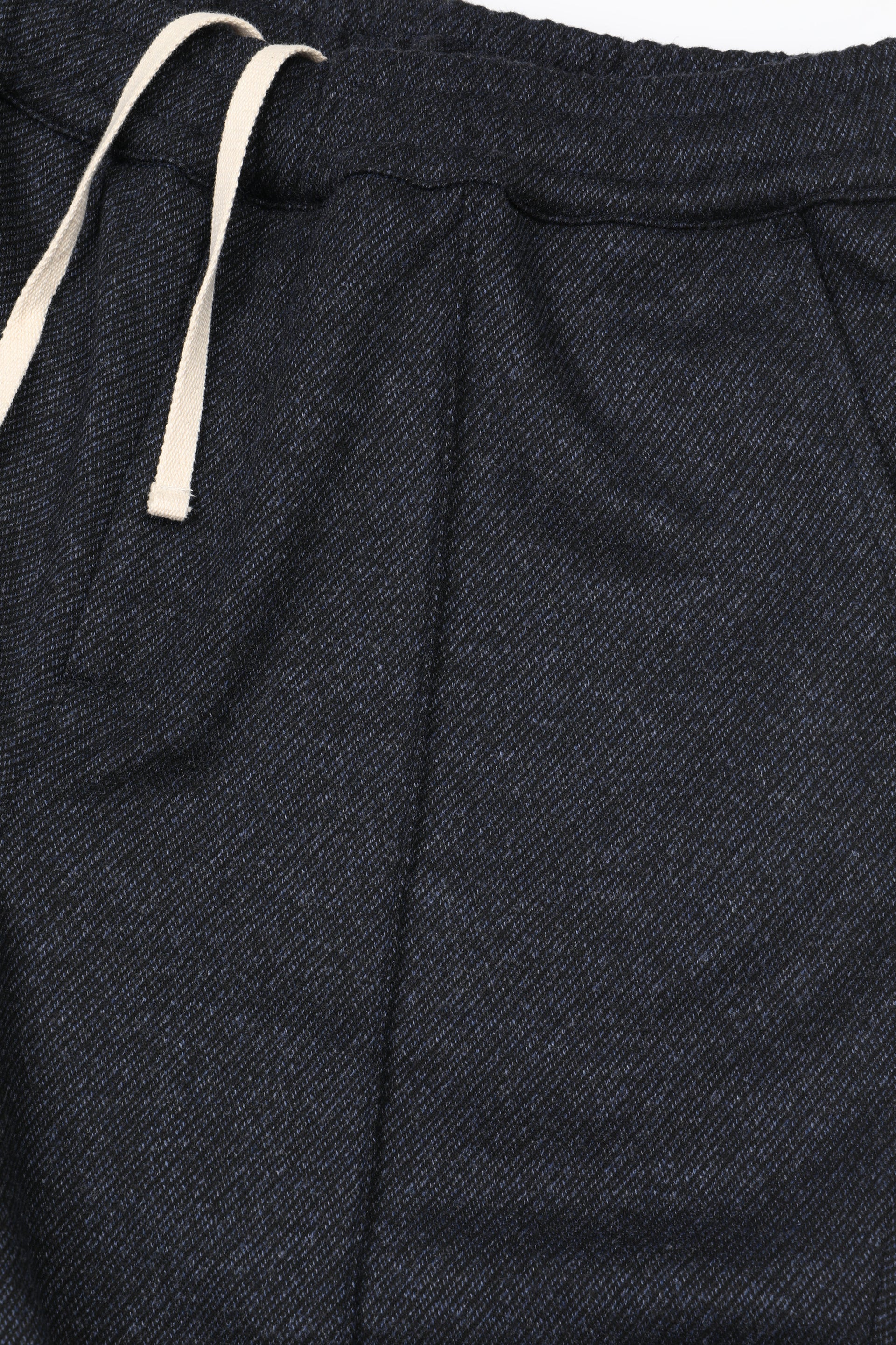 Pantalone in jersey di misto viscosa stretch con trama diagonale, con elastica e coulisse regolabile. Blu - Blu/Nero