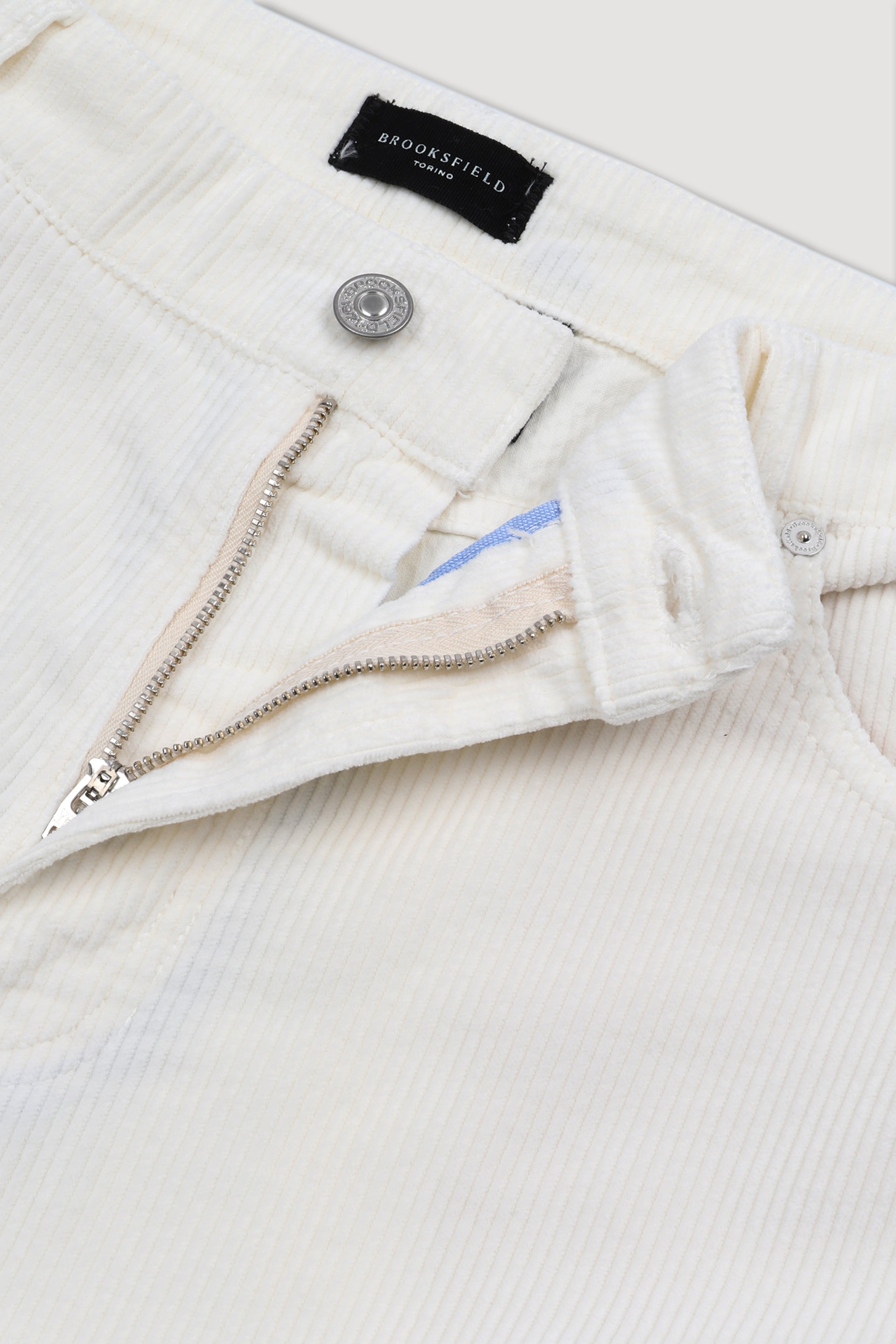 Pantalone 5 tasche vestibilità loose in velluto a costa larga di cotone stretch - Latte