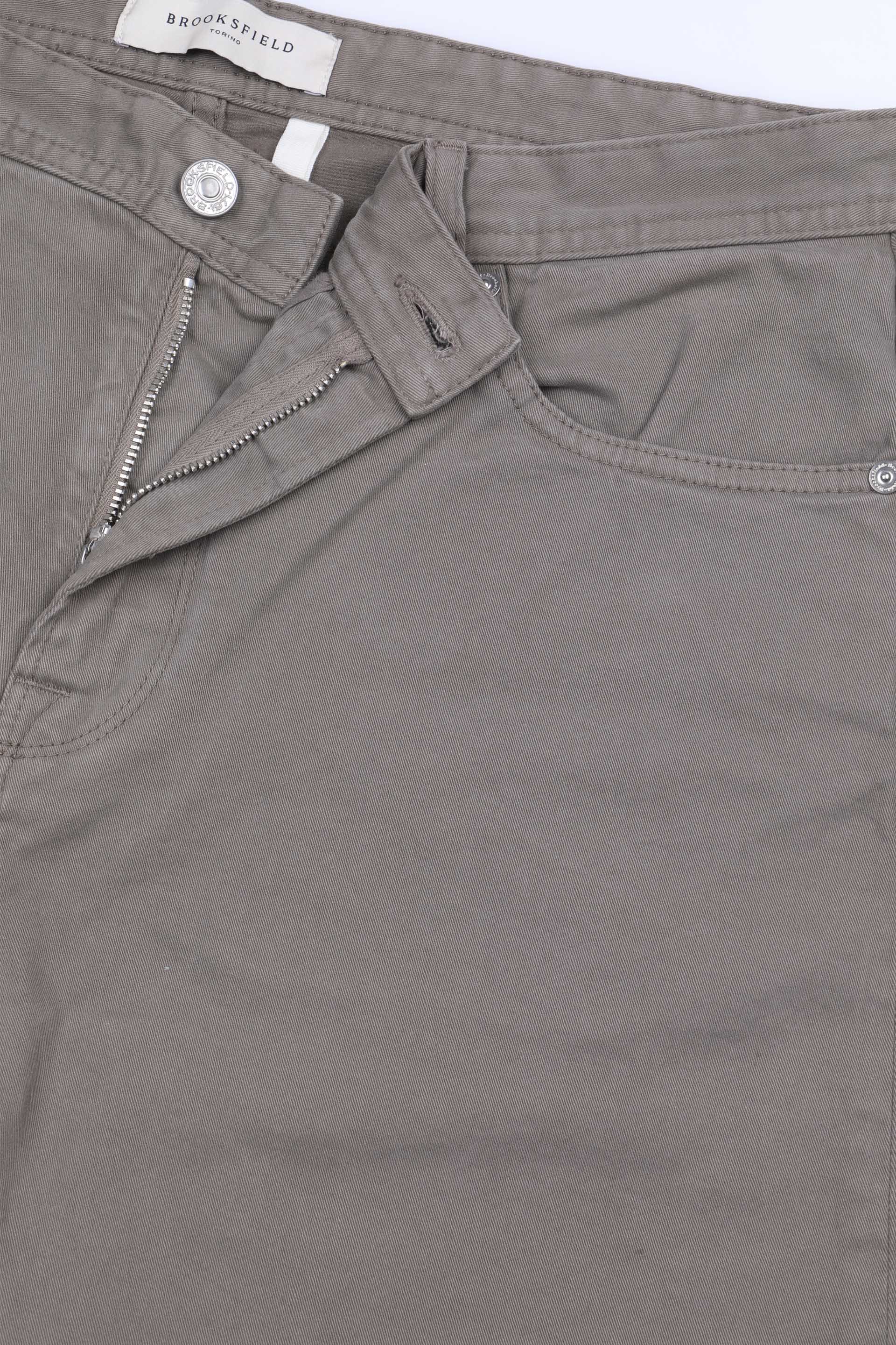 Patalone 5 tasche in gabardine smergliata in cotone stretch, slim fit. Marrone - Olmo