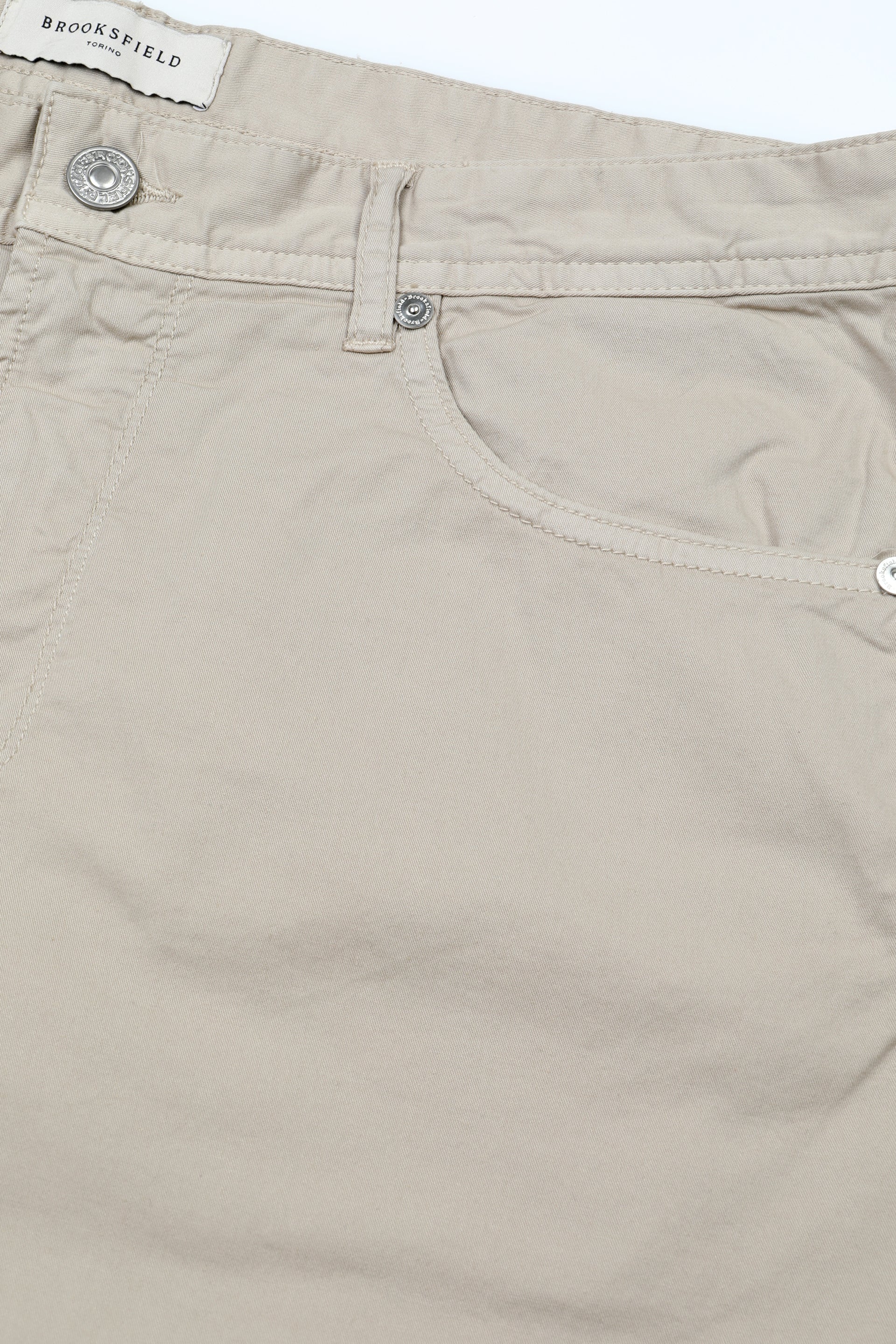 Pantalone 5 tasche in gabardine stretch di cotone organico, slim fit. Beige - Soft kaki
