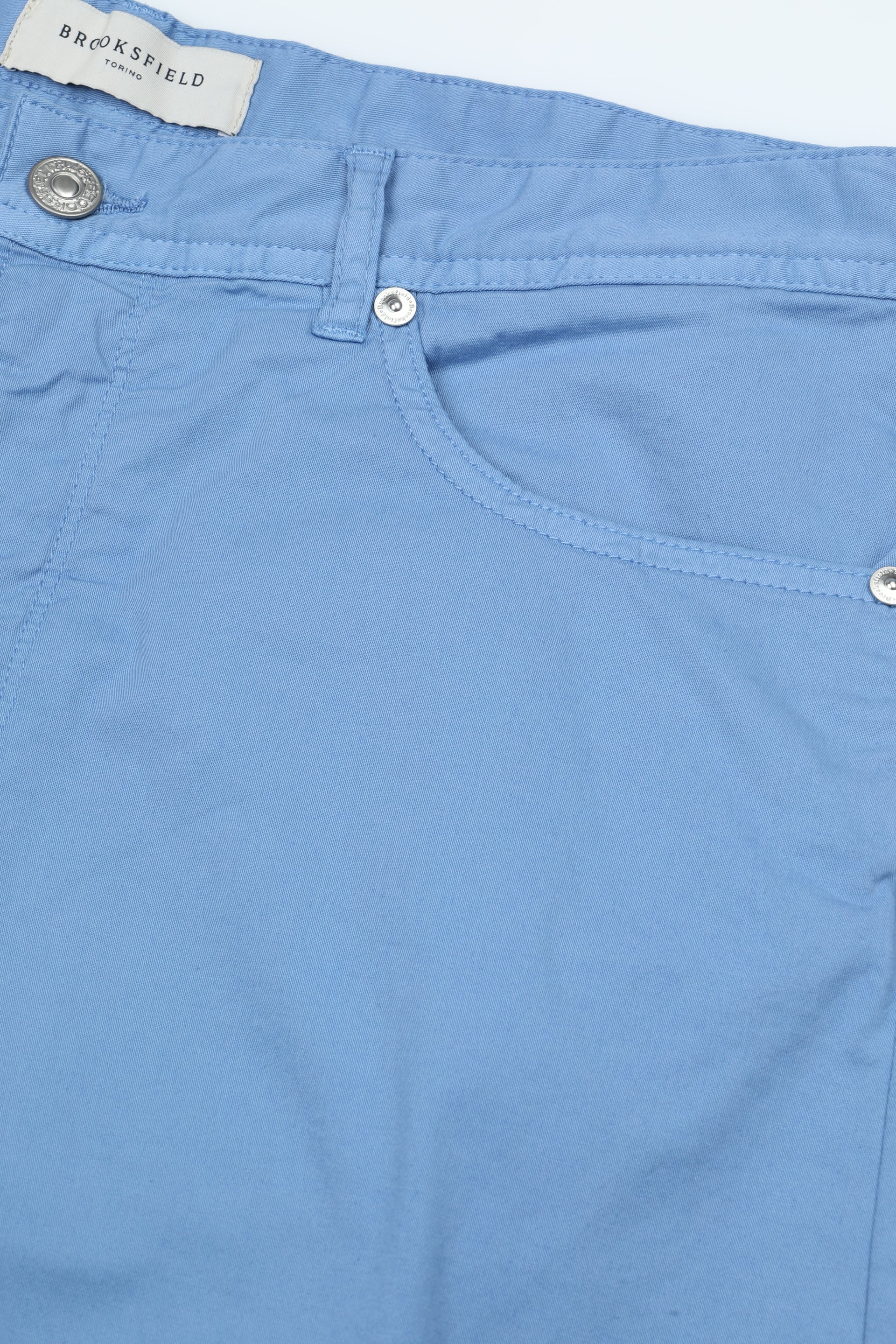 Pantalone 5 tasche in gabardine stretch di cotone organico, slim fit. Azzurro - Cirro