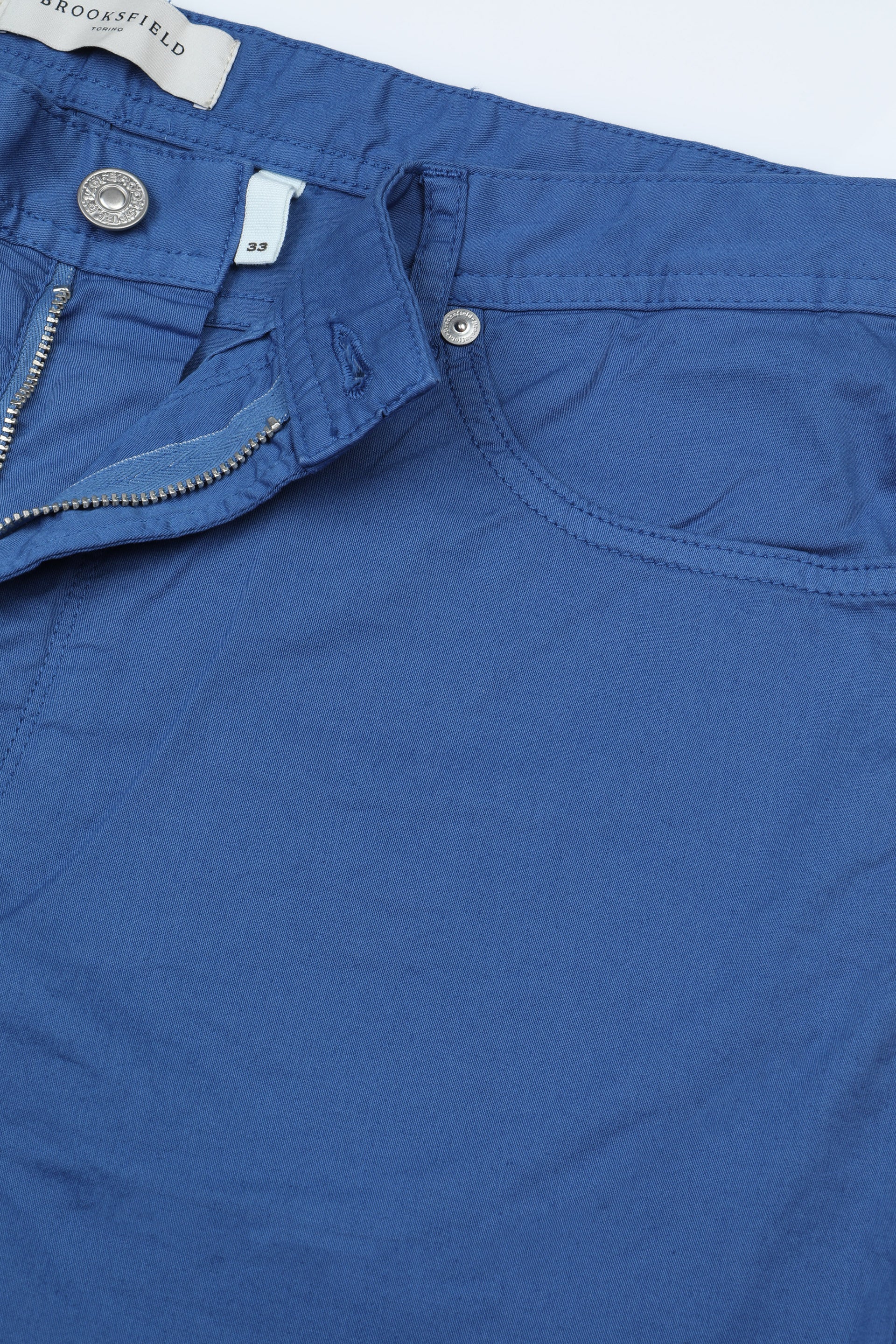 Pantalone 5 tasche in gabardine stretch di cotone organico, slim fit. Blu - Acquario