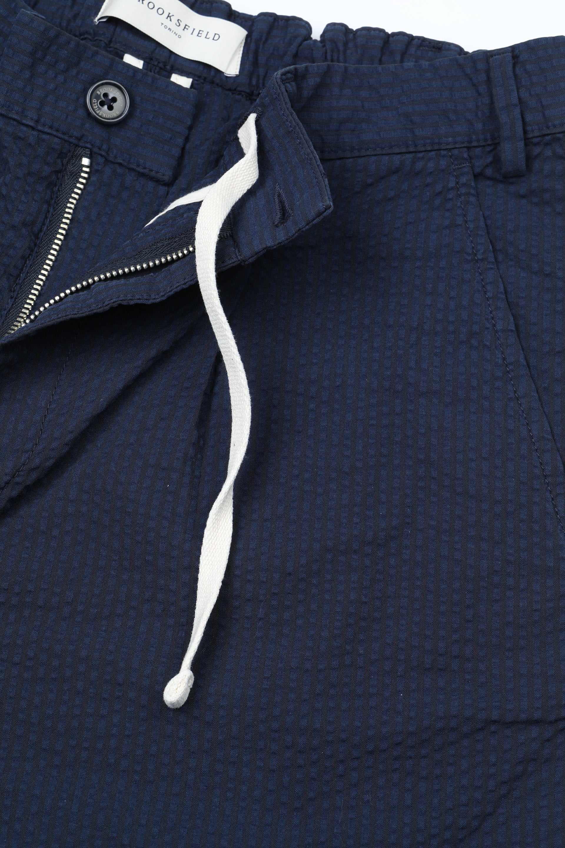 Bermuda jogger in cotone seersucker rigato con pinces, coulisse e cintura elastica in vita. Blu - Dark blue/Navy
