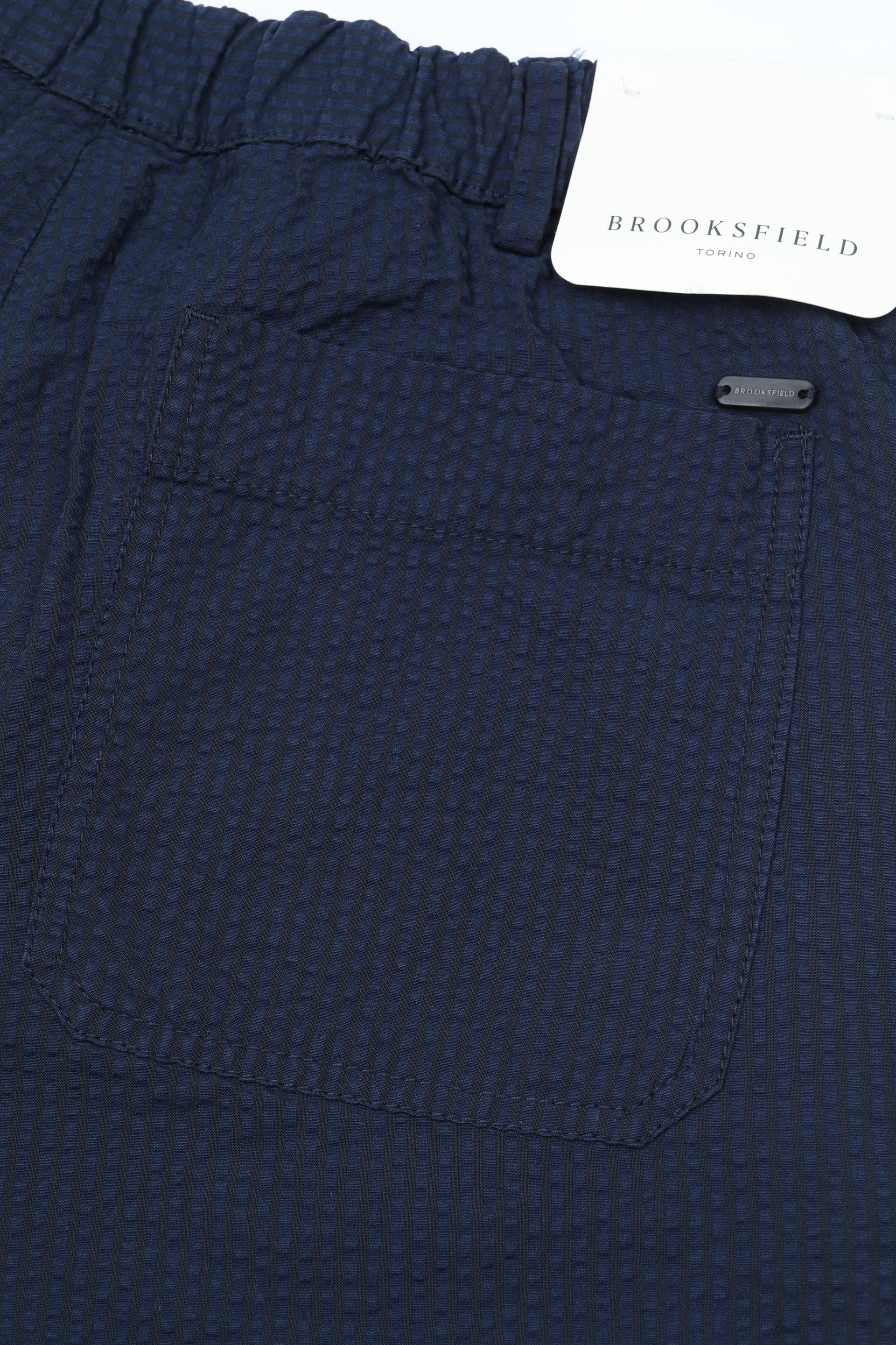 Bermuda jogger in cotone seersucker rigato con pinces, coulisse e cintura elastica in vita. Blu - Dark blue/Navy