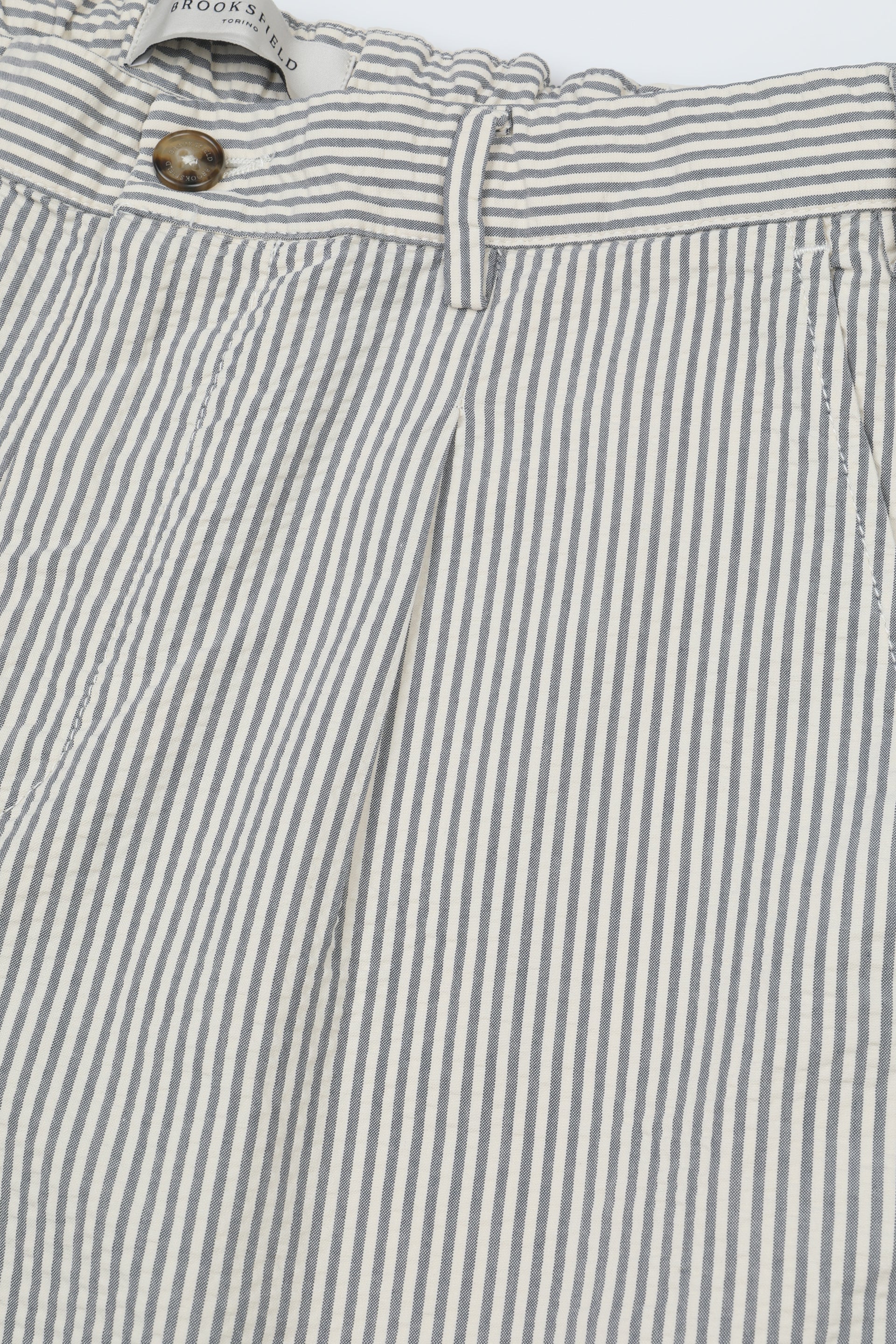 UOMO-BERMUDA CON PINCES, ELASTICO E COULISSE, TESSUTO SEERSUCKER DI COTONE TINTO FILO FANTASIA RIGA VERTICALE, LAVATO - Greggio/avio