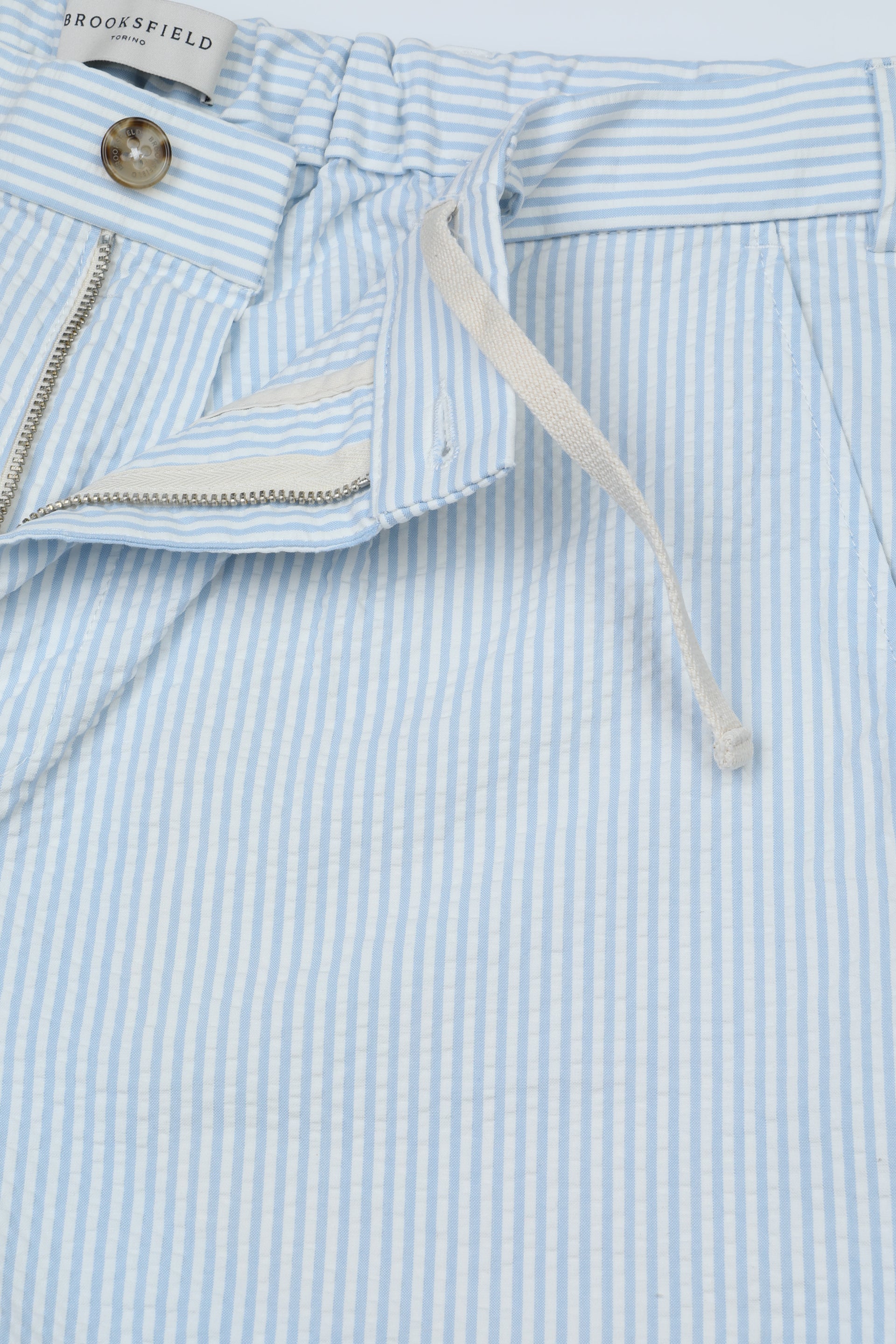 Bermuda jogger in cotone seersucker rigato con pinces, coulisse e cintura elastica in vita. Azzurro - Latte/Celeste