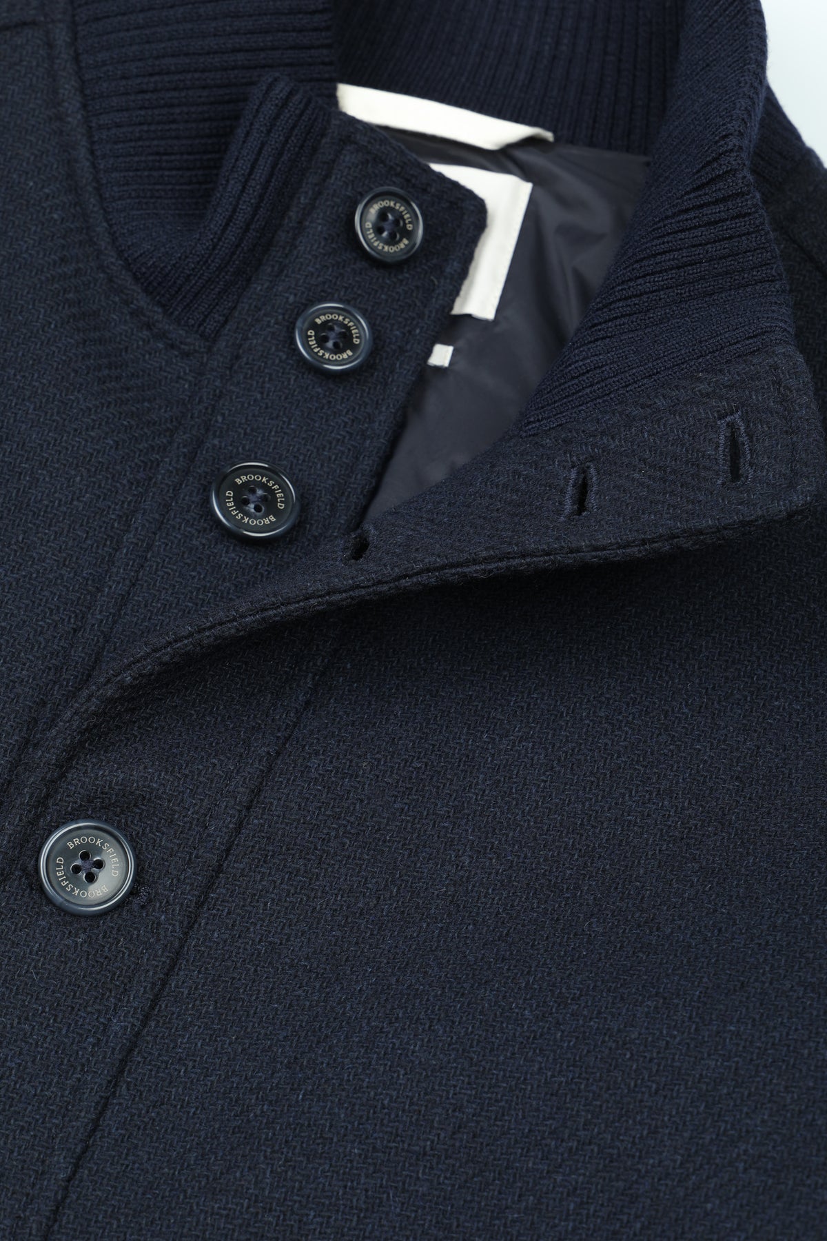 Giubbotto imbottito con bottoni realizzato in tessuto di mista lana e bordi in costa. Blu - Navy