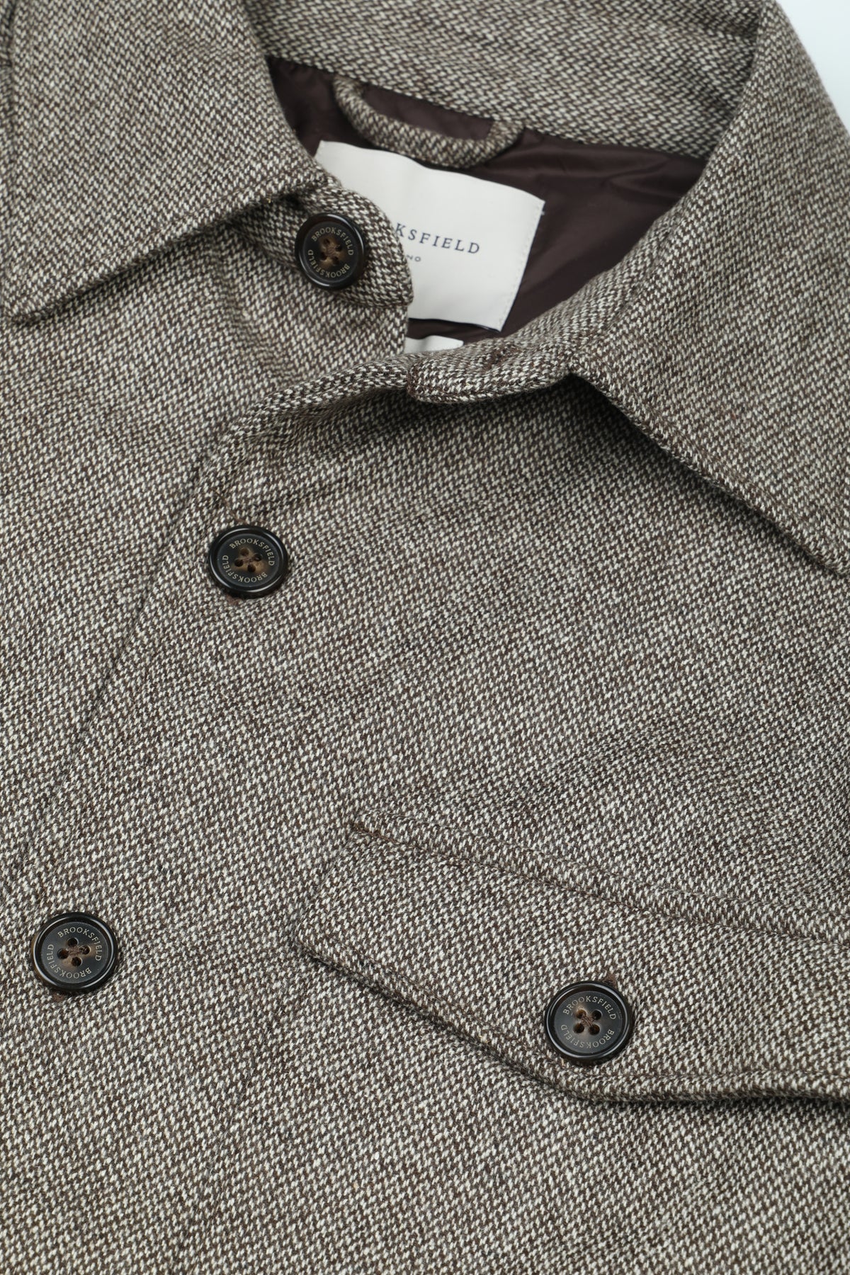 Overshirt in twill di lana misto seta, caratterizzata da una lavorazione broken twill, imbottita - Marrone