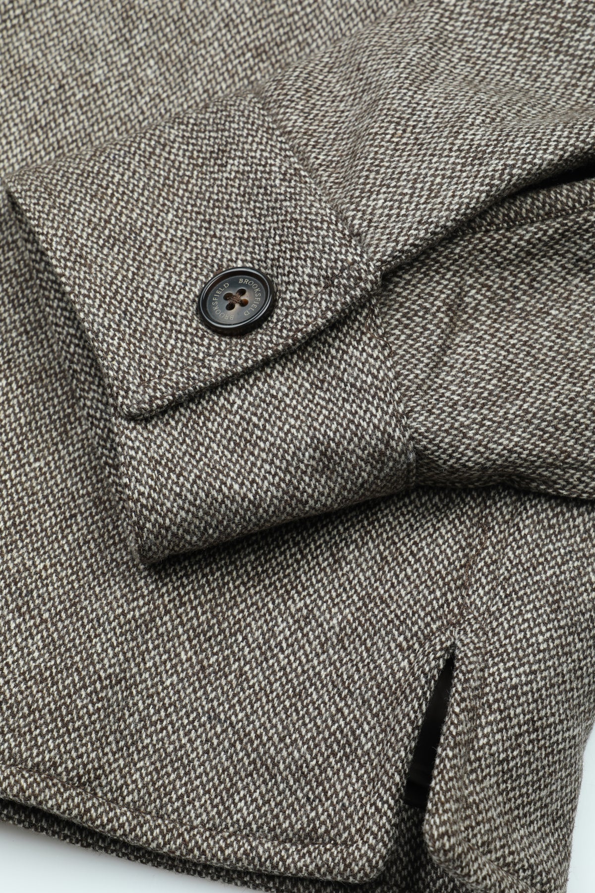 Overshirt in twill di lana misto seta, caratterizzata da una lavorazione broken twill, imbottita - Marrone