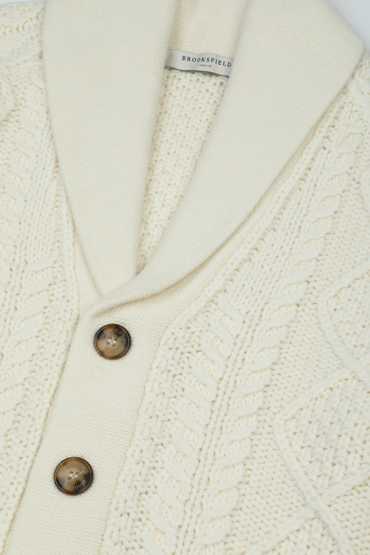 Cardigan collo a scialle realizzato in misto lana con motivo a treccia Aran - Panna