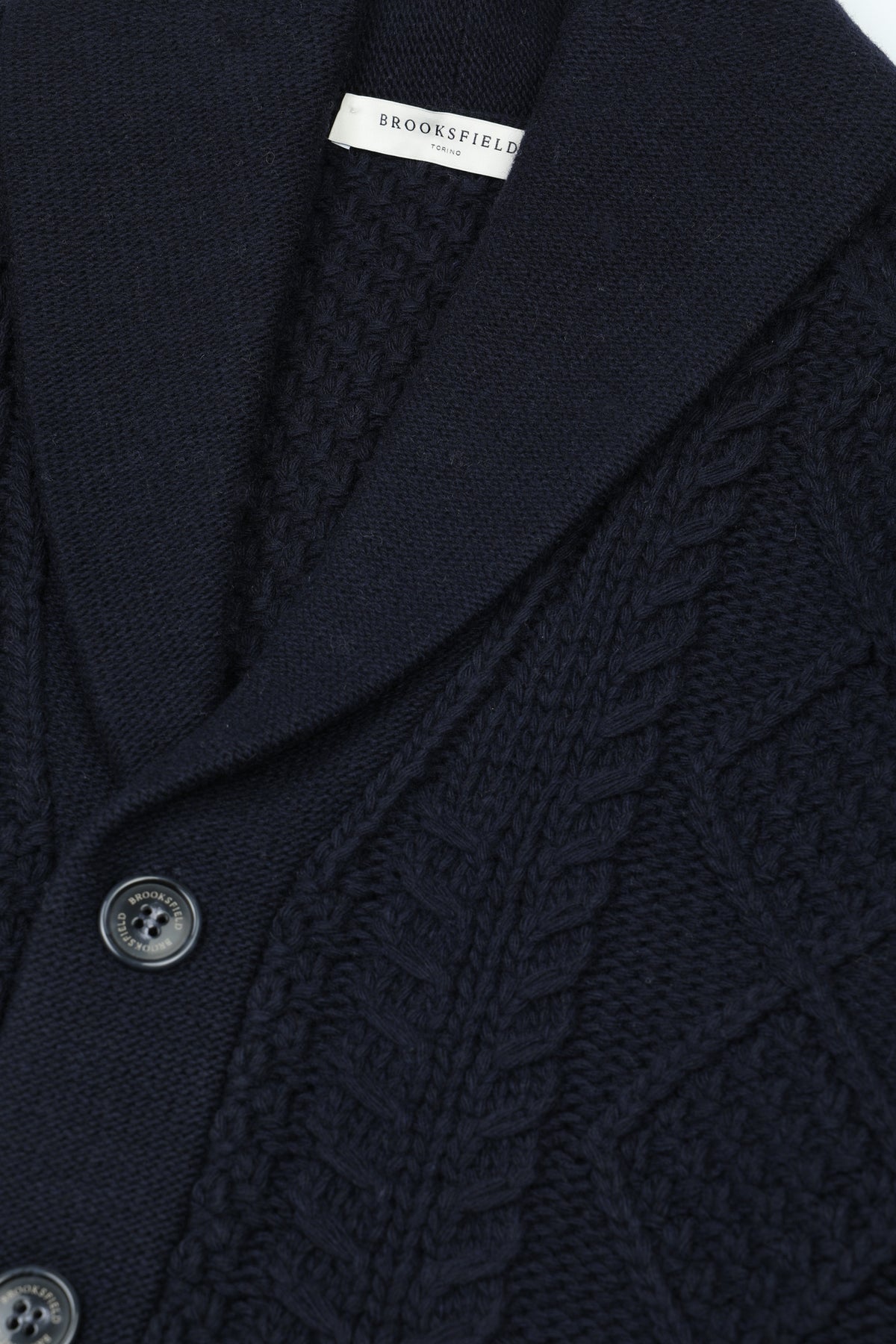 Cardigan collo a scialle realizzato in misto lana con motivo a treccia Aran. Blu - Night blue