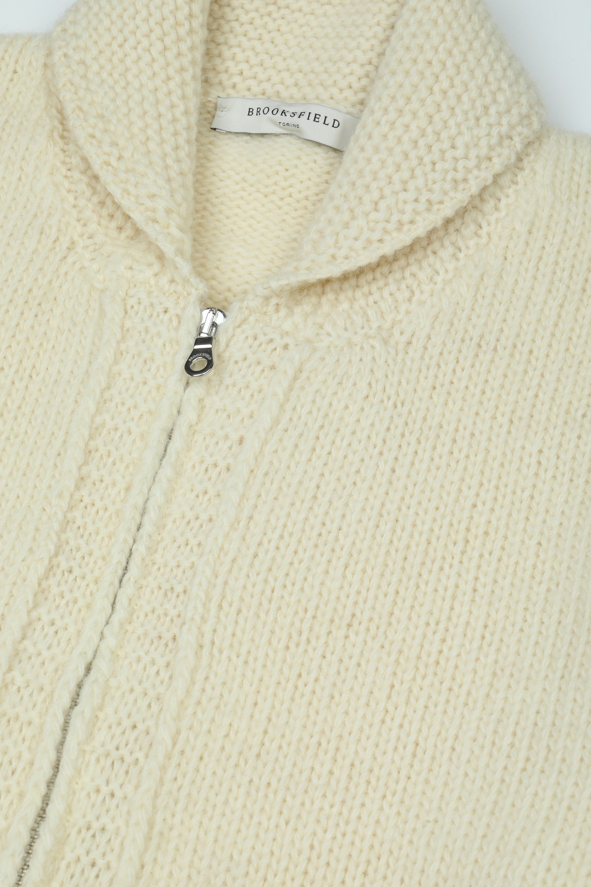 Giubbotto in maglia con zip realizzato in pura lana vergine. Panna - Avorio