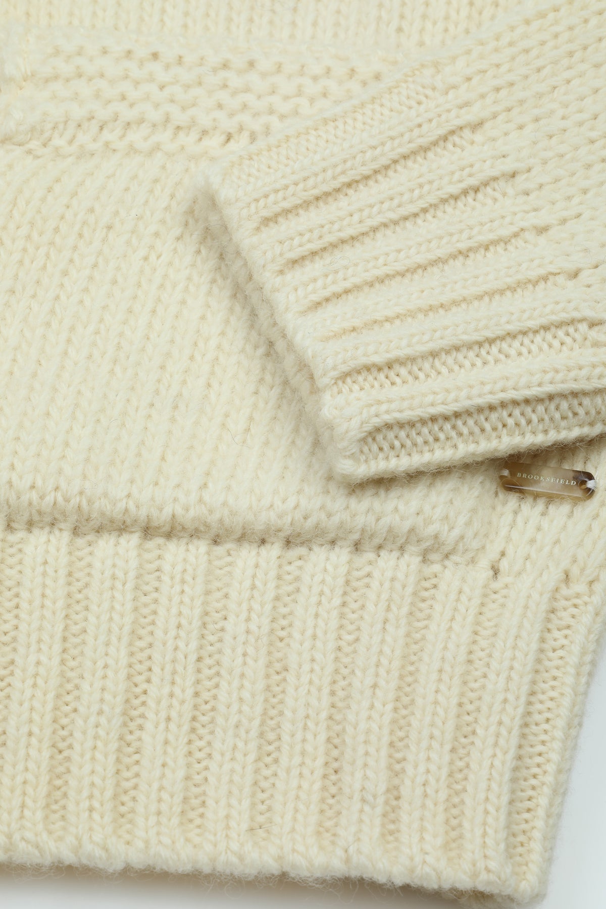 Giubbotto in maglia con zip realizzato in pura lana vergine. Panna - Avorio