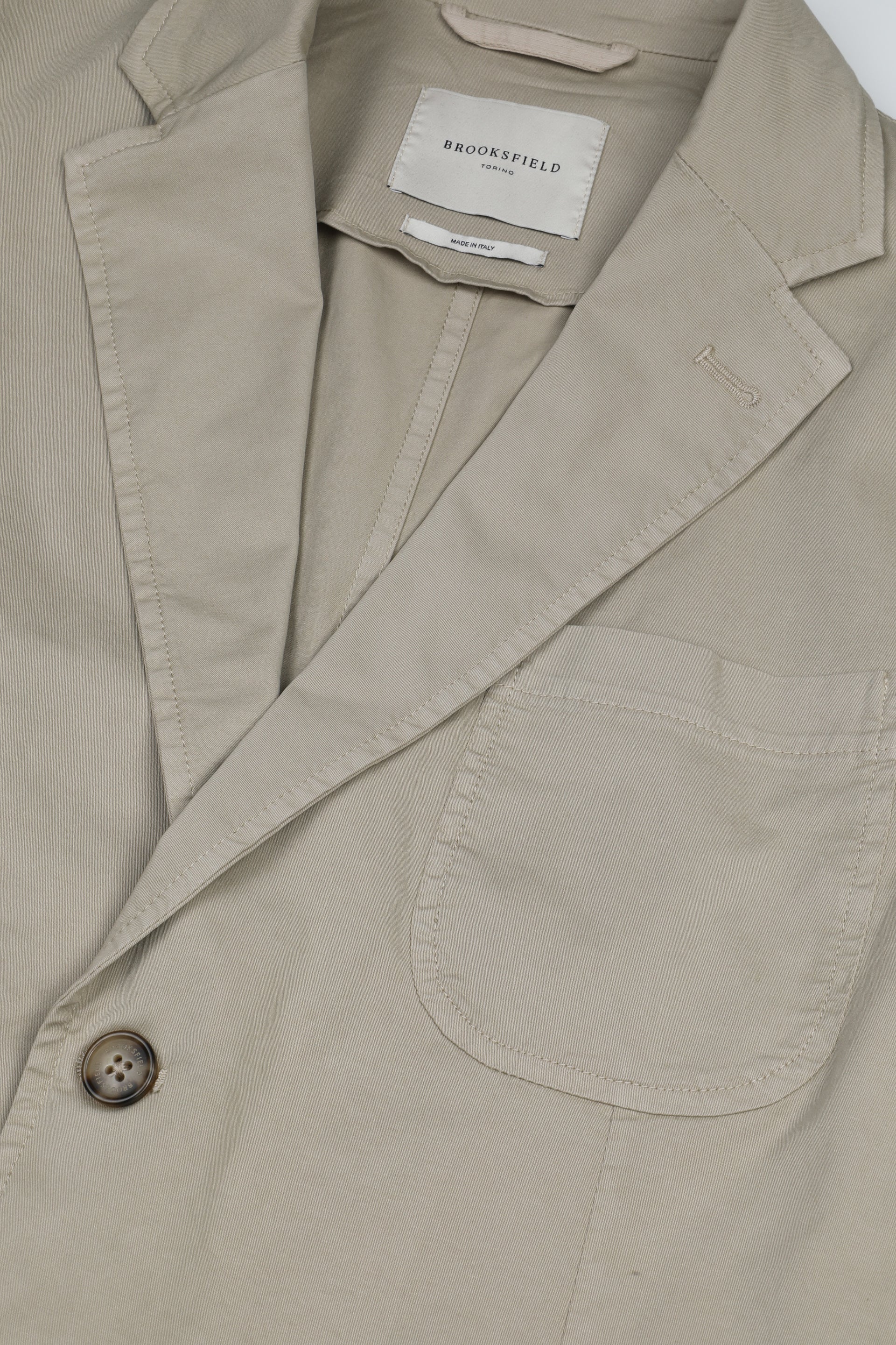 UOMO-BLAZER MONOPETTO 2 BOTTONI TASCHE A TOPPA , TESSUTO GABARDINE STRETCH COT.ORGANICO, TINTO CAPO DIRETTO+STONE WASHED, SFODERATO - Soft kaki