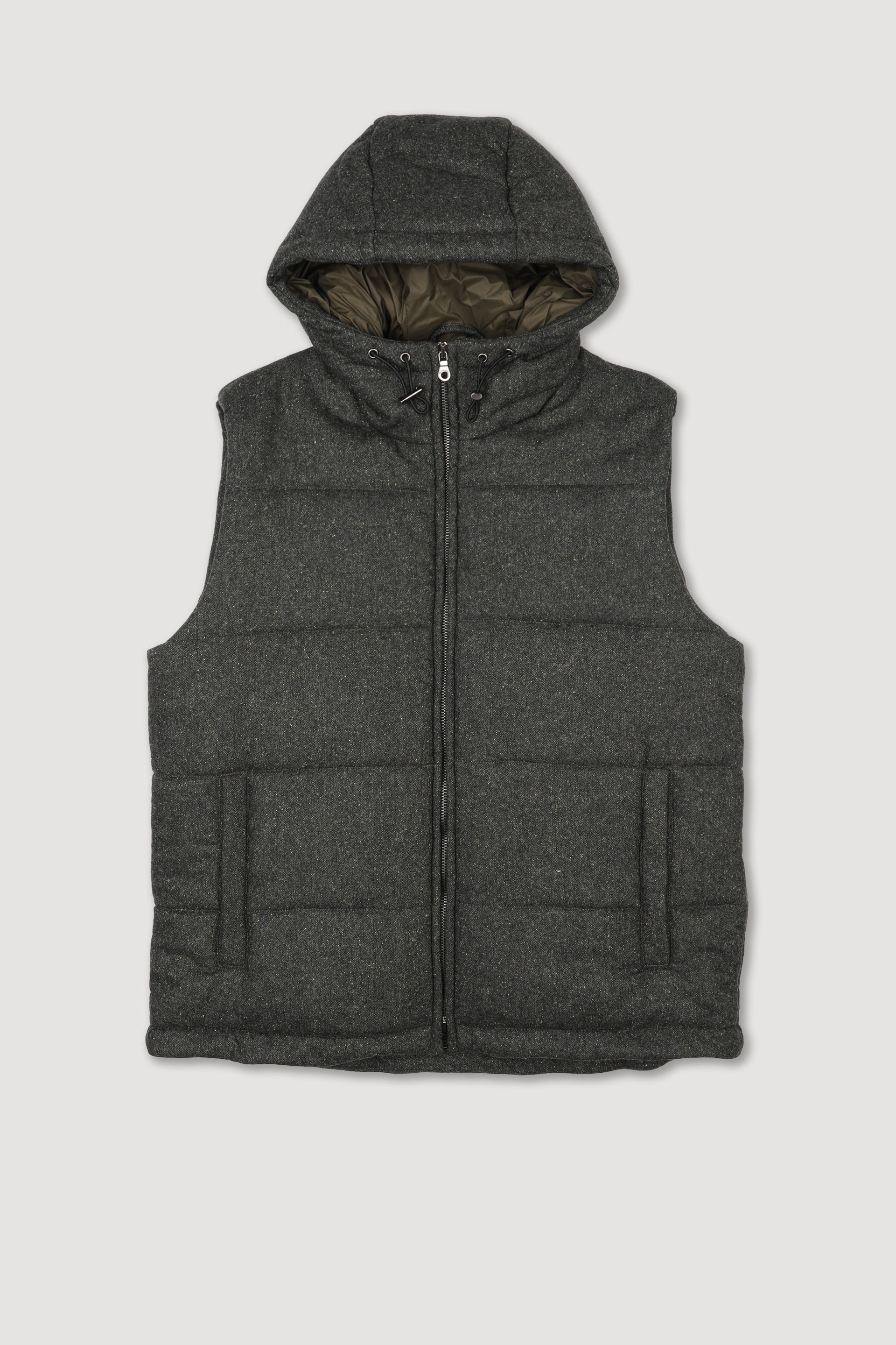 Giubbotto smanicato con cappuccio in tessuto donegal di misto lana-seta stretch, imbottito. Verde - Sottobosco