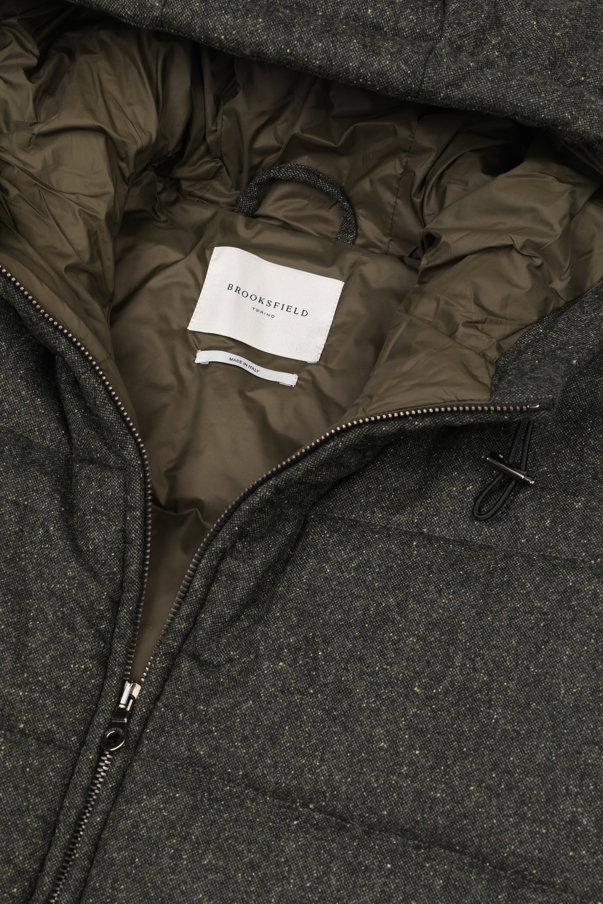 Giubbotto smanicato con cappuccio in tessuto donegal di misto lana-seta stretch, imbottito. Verde - Sottobosco