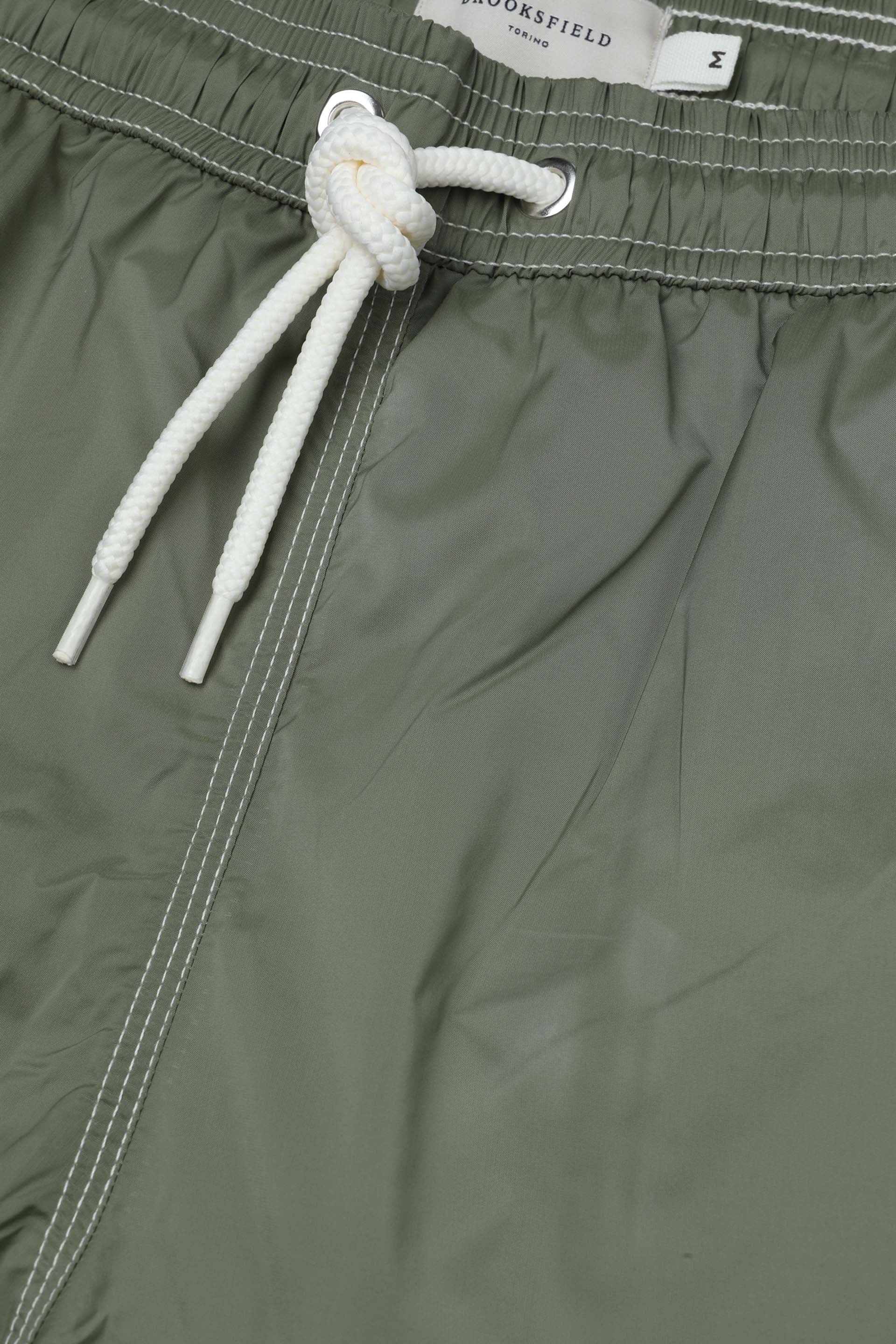Swim shorts in microfiber. Mid-length leg. Green - Fatigue green