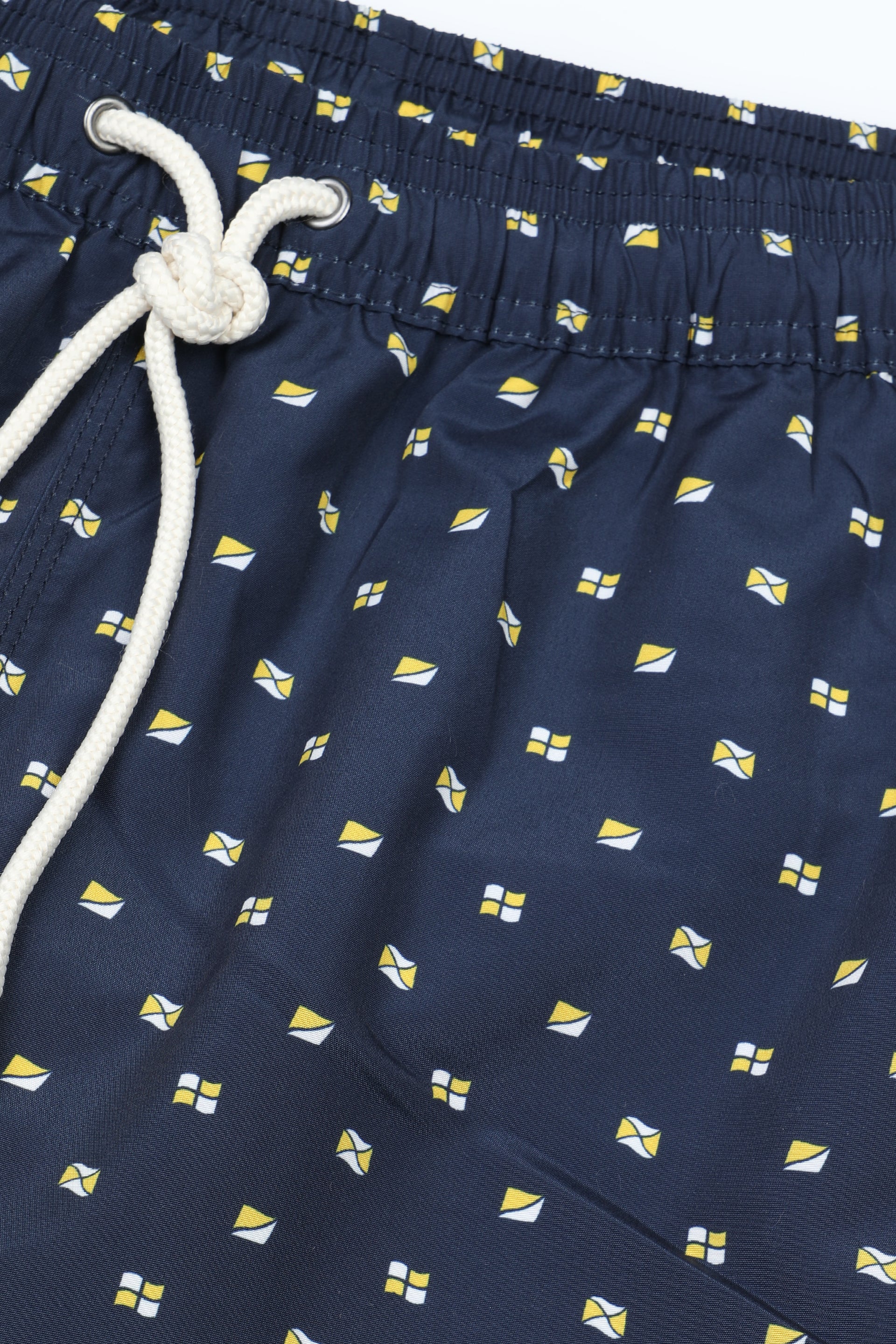 UOMO-BOXER MARE IN MICROFIBRA DI POLIESTERE STAMPA ALL OVER "BANDIERINA", TASCHE LATERALI, TASCHINO CON ALETTA APPLICATO DIETRO, ELASTICO E COULISSE IN VITA - Blu