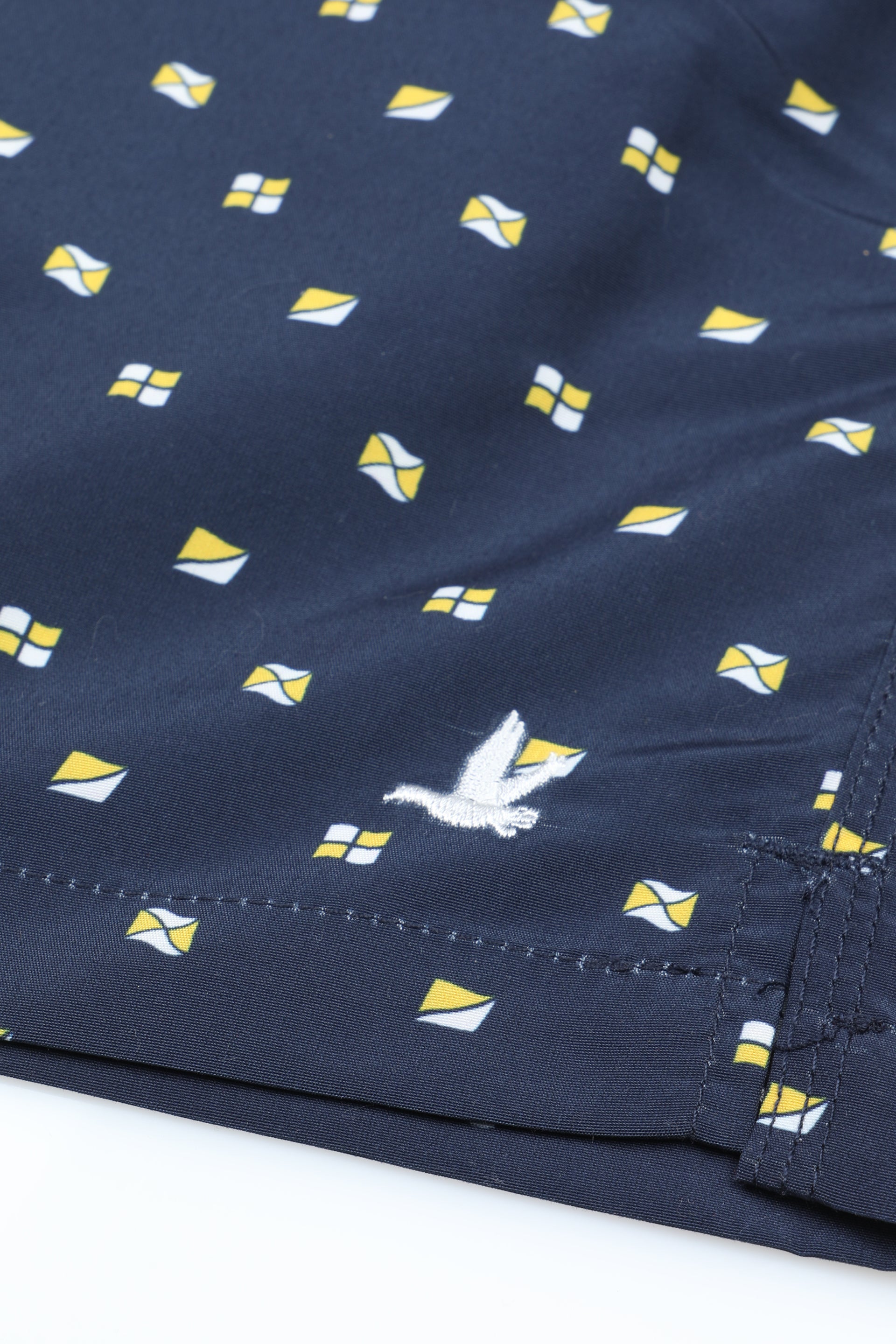 UOMO-BOXER MARE IN MICROFIBRA DI POLIESTERE STAMPA ALL OVER "BANDIERINA", TASCHE LATERALI, TASCHINO CON ALETTA APPLICATO DIETRO, ELASTICO E COULISSE IN VITA - Blu