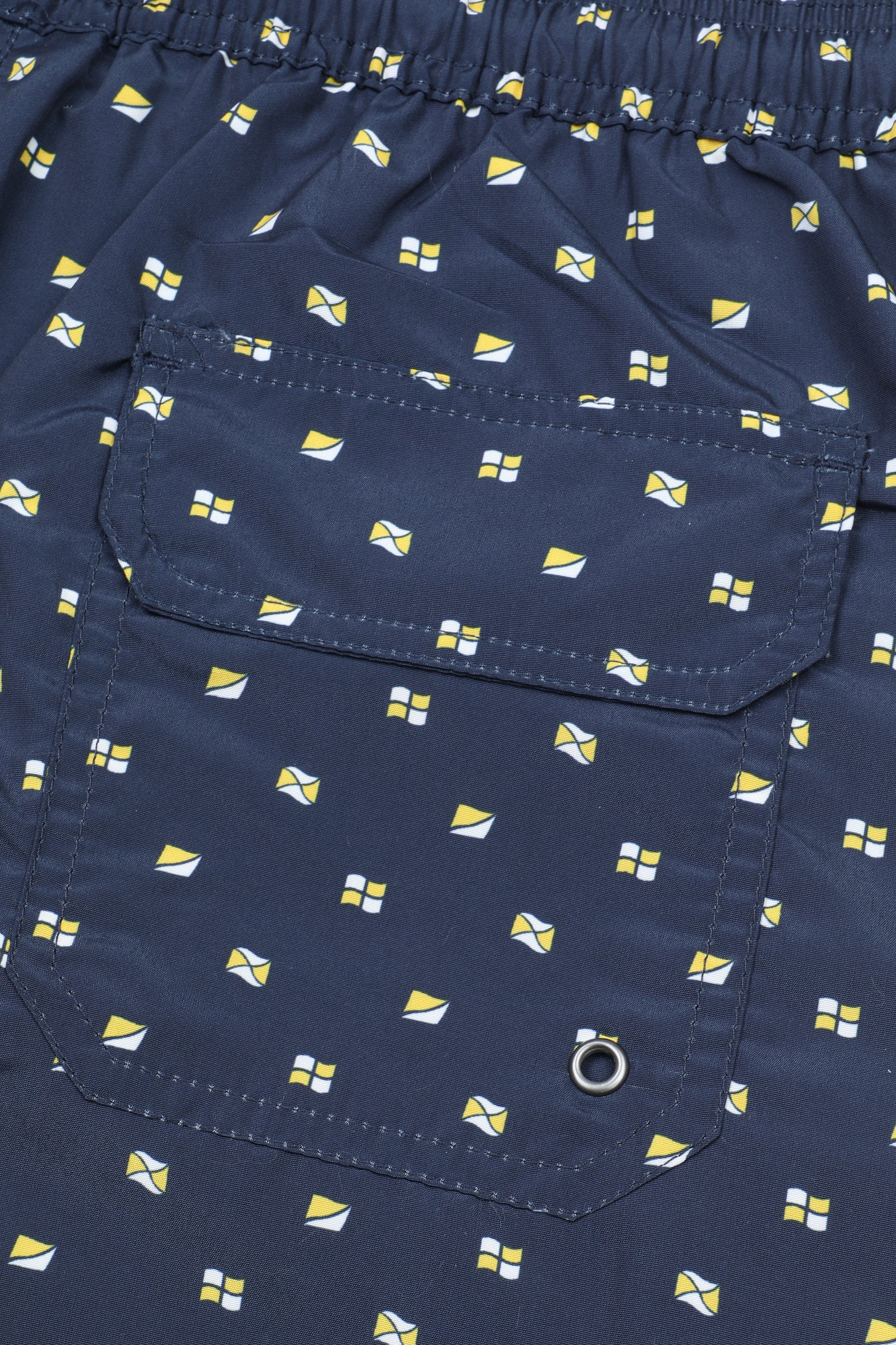 UOMO-BOXER MARE IN MICROFIBRA DI POLIESTERE STAMPA ALL OVER "BANDIERINA", TASCHE LATERALI, TASCHINO CON ALETTA APPLICATO DIETRO, ELASTICO E COULISSE IN VITA - Blu