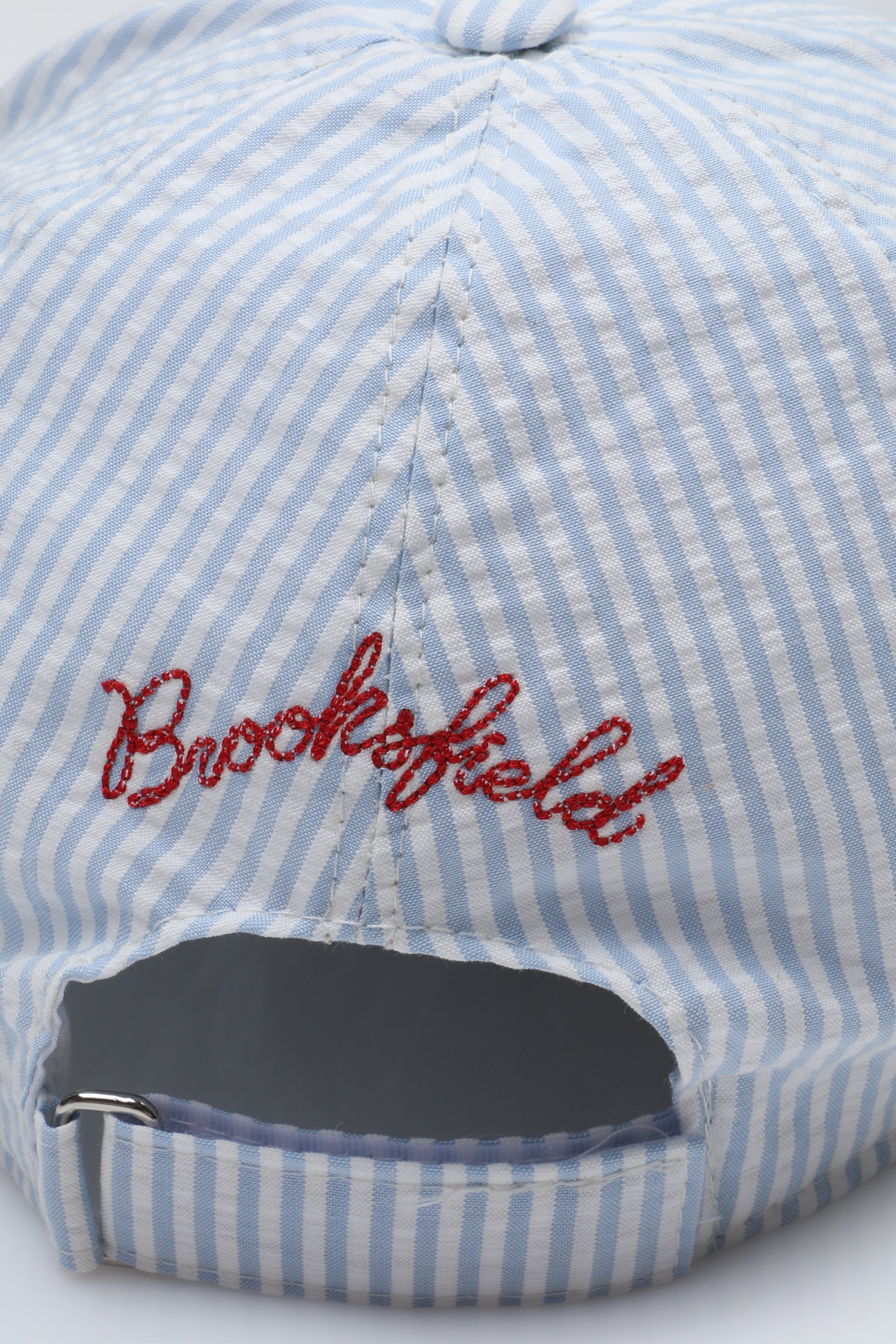 UOMO-CAPPELLO BASEBALL IN TESSUTO SEERSUCKER DI COTONE FANTASIA RIGA VERTICALE. RICAMO GERMANO E SCRITTA BROOKSFIELD - Latte/celeste