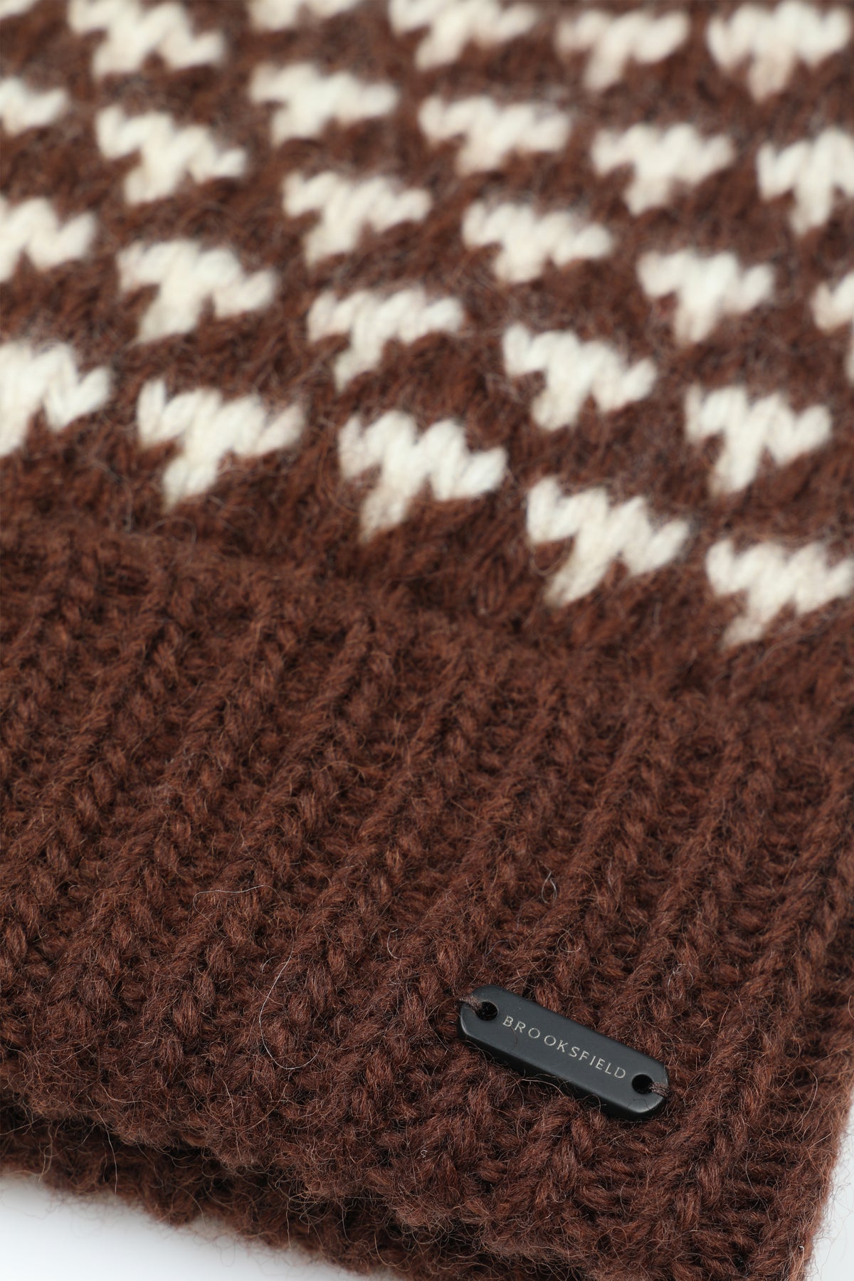 Berretto in pura lana vergine con motivo jacquard. Marrone - Mirto/Avorio