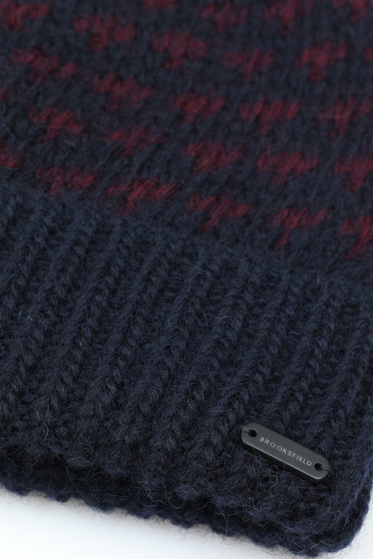 Berretto in pura lana vergine con motivo jacquard. Blu - Blu scuro/Plum