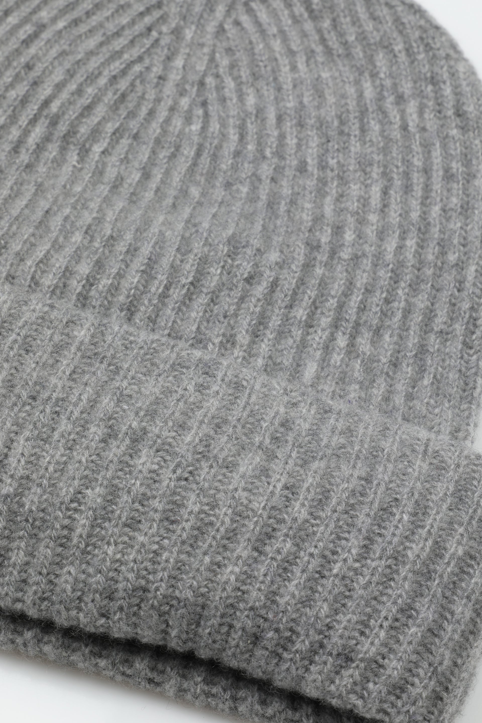 Berretto a coste in cashmere con risvolto. Grigio - Fog melange
