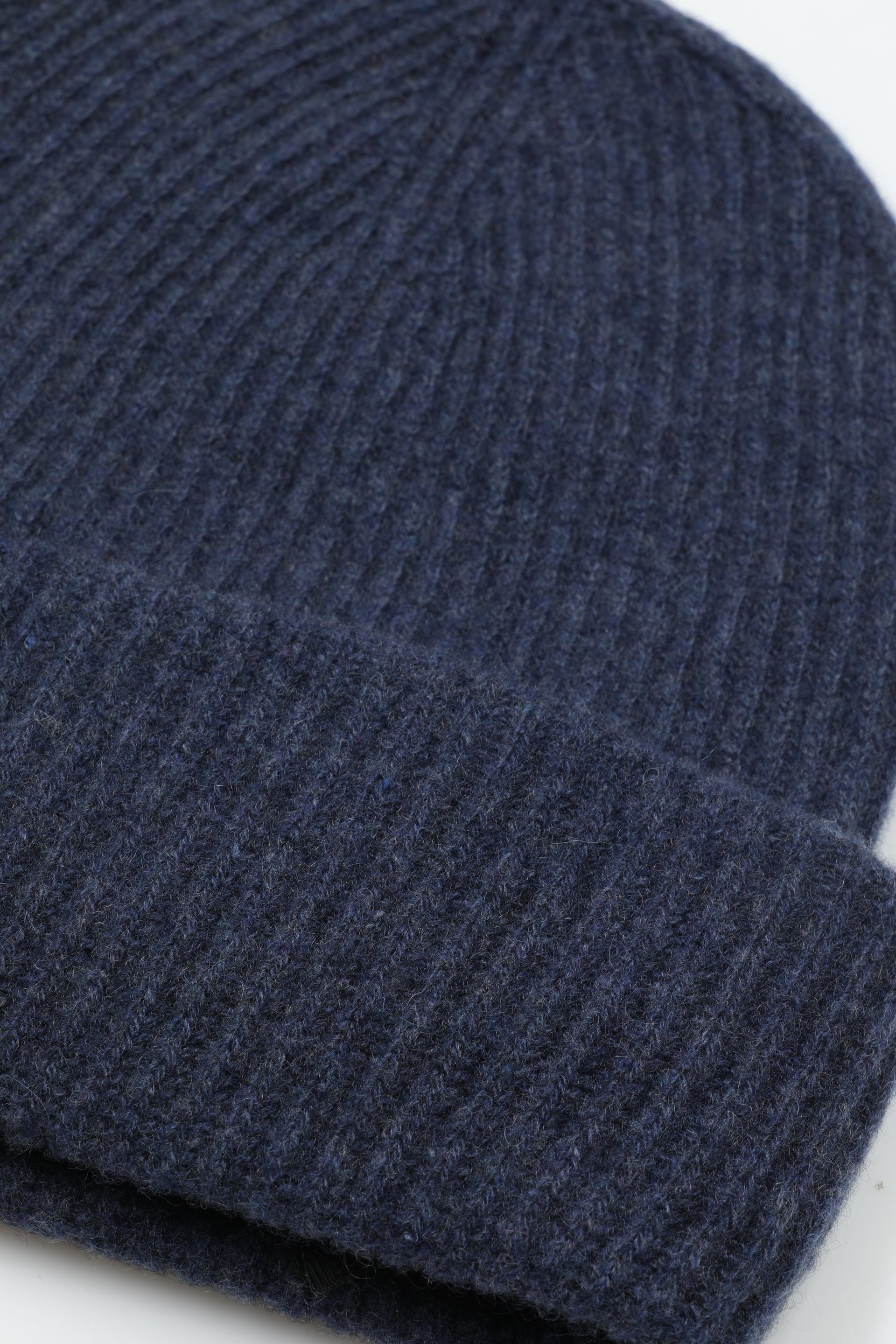 Berretto a coste in cashmere con risvolto. Blu - Blue