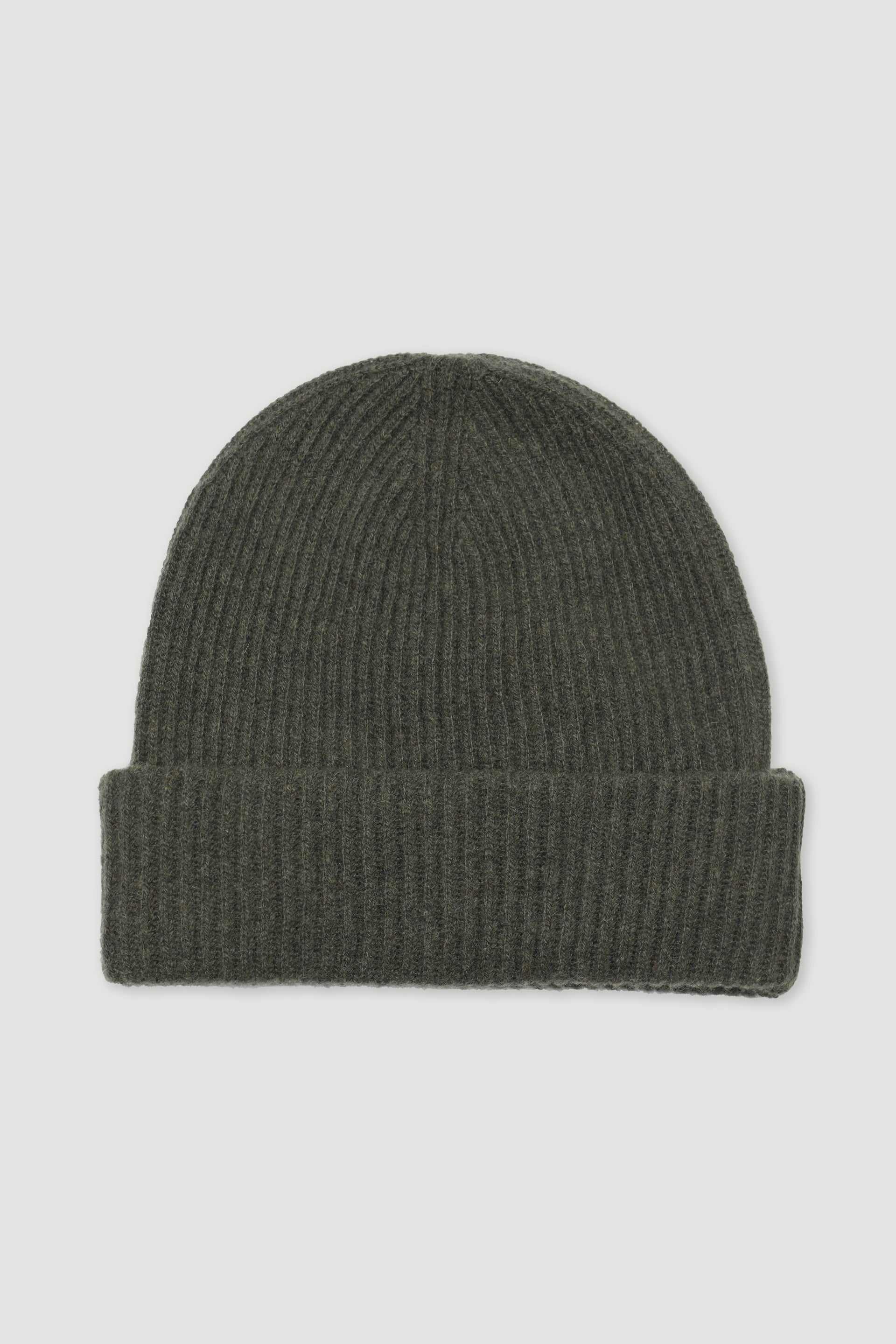 Berretto a coste in cashmere con risvolto. Verde - Oliva