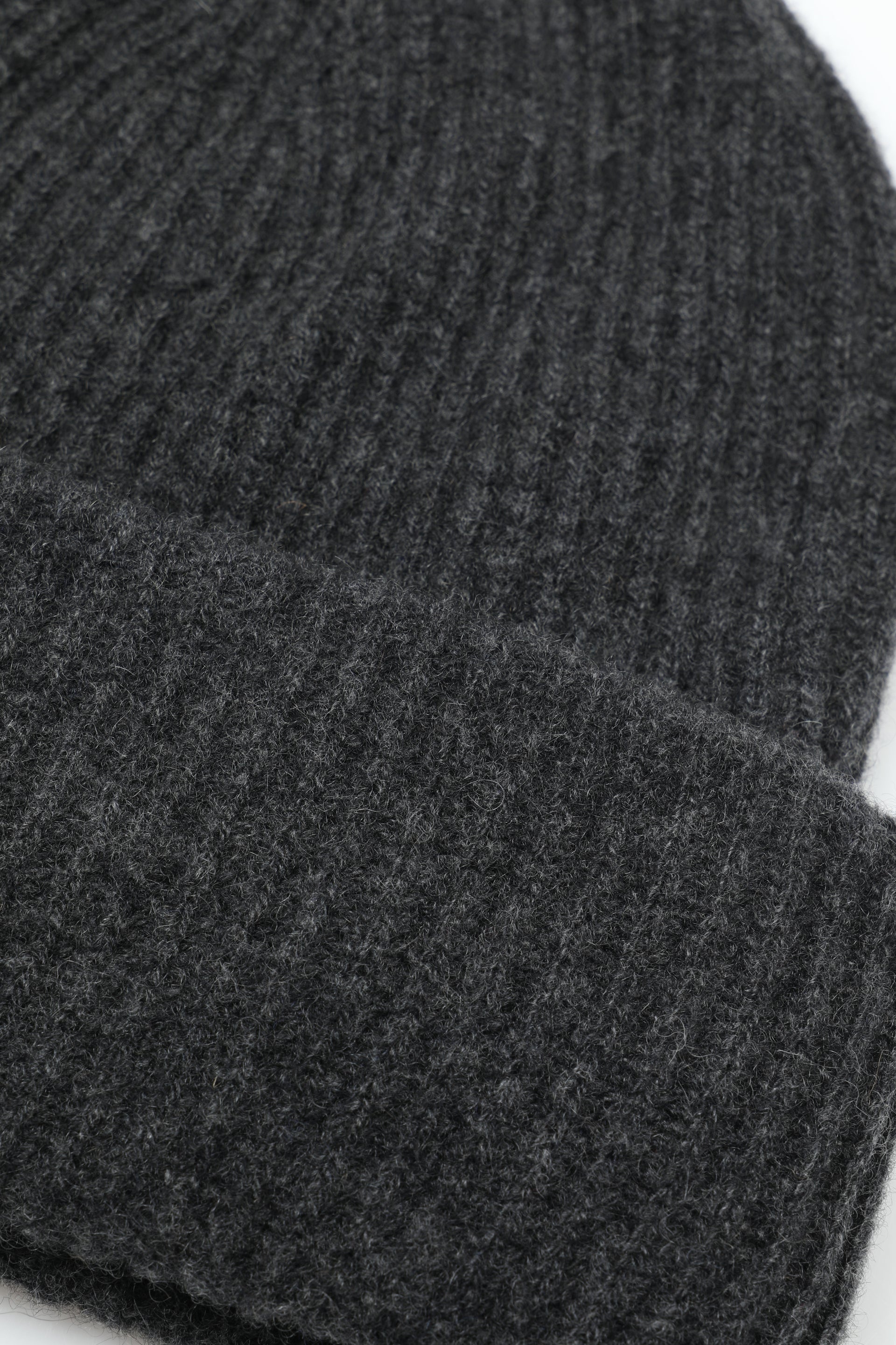 Berretto a coste in cashmere con risvolto. Grigio - Grafite