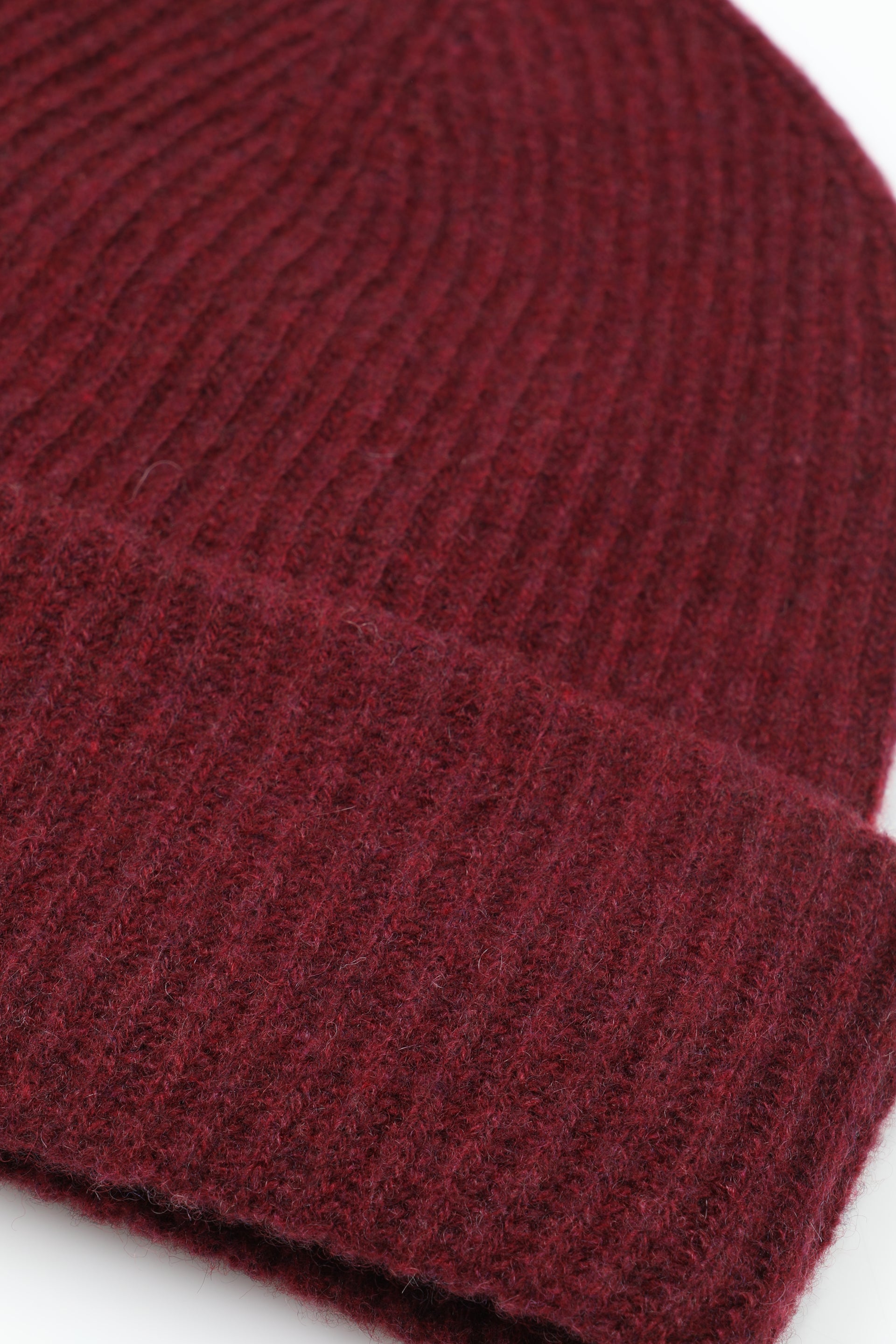 Berretto a coste in cashmere con risvolto. Bordeaux - Carminio
