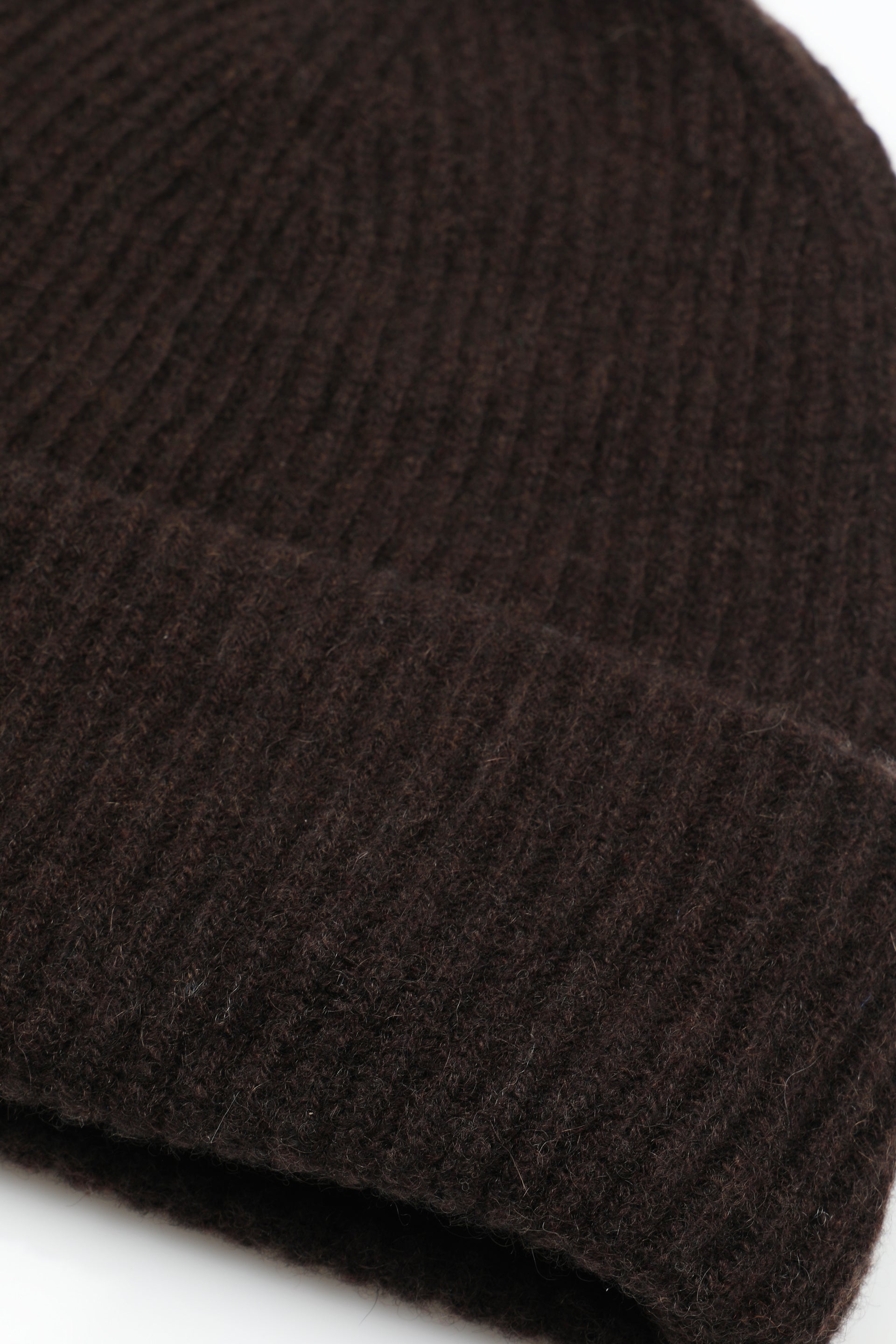 Berretto a coste in cashmere con risvolto. Marrone - Ebano