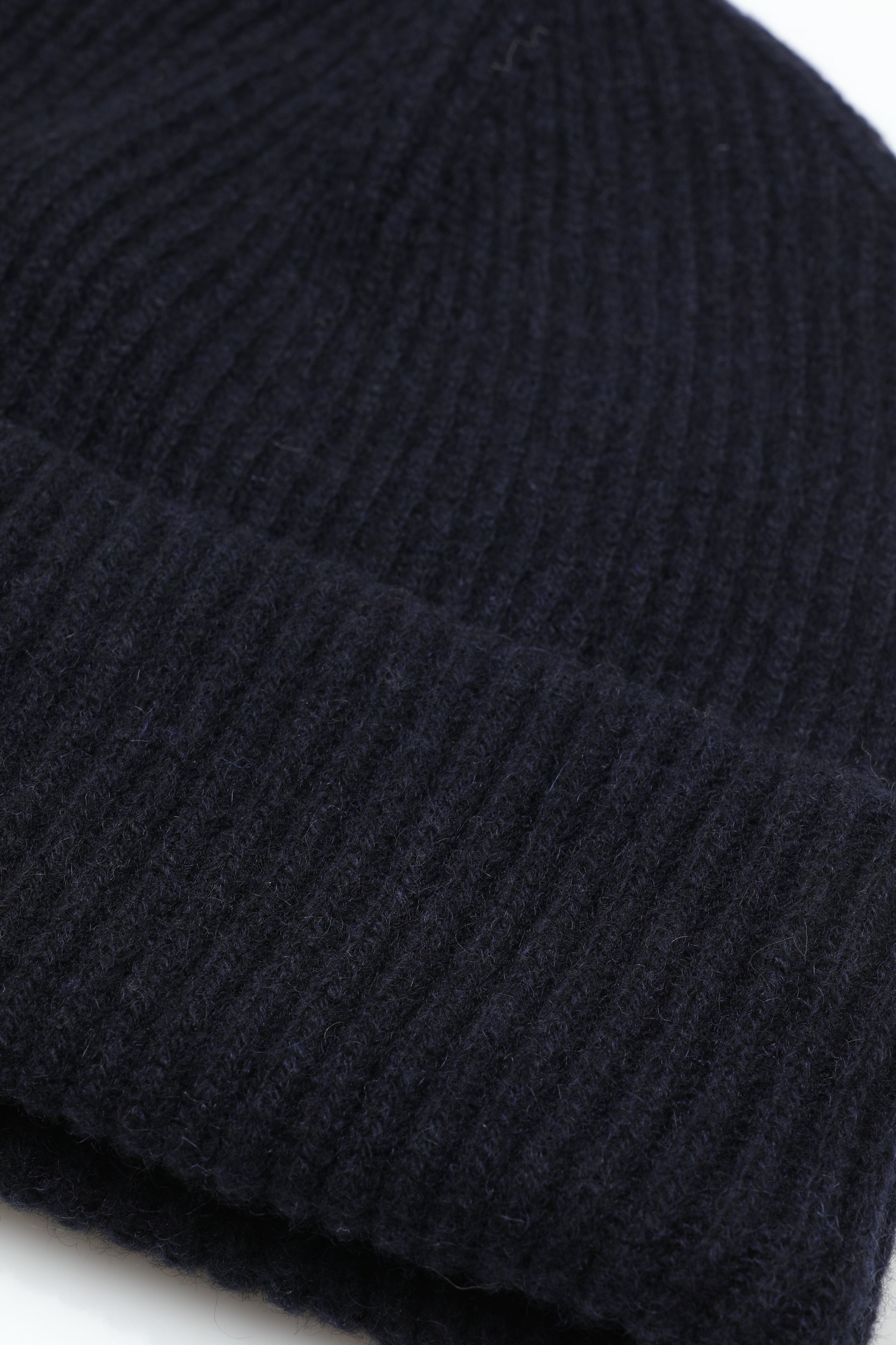 Berretto a coste in cashmere con risvolto. Blu - Cosmo