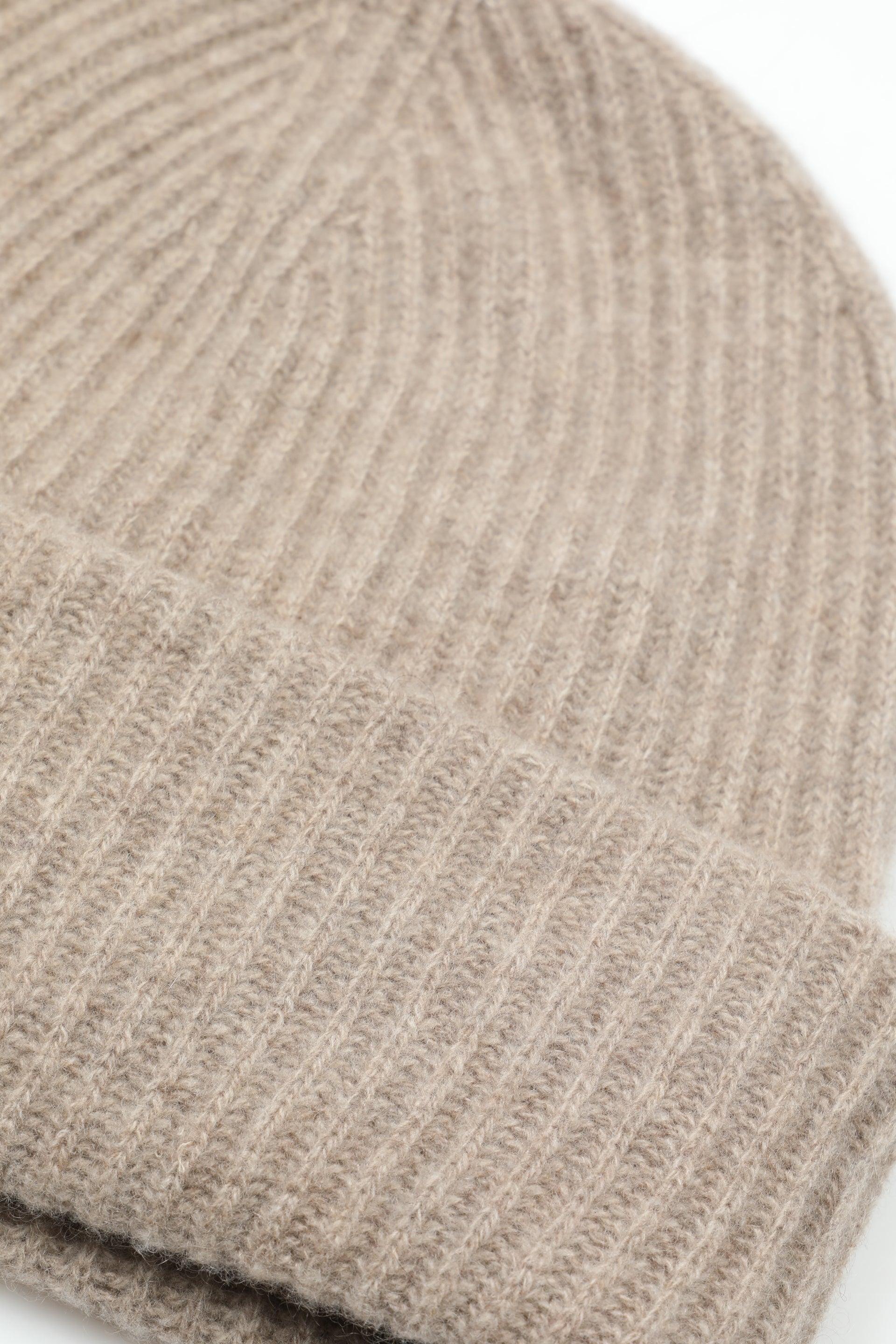 Berretto a coste in cashmere con risvolto. Beige - Ghiro